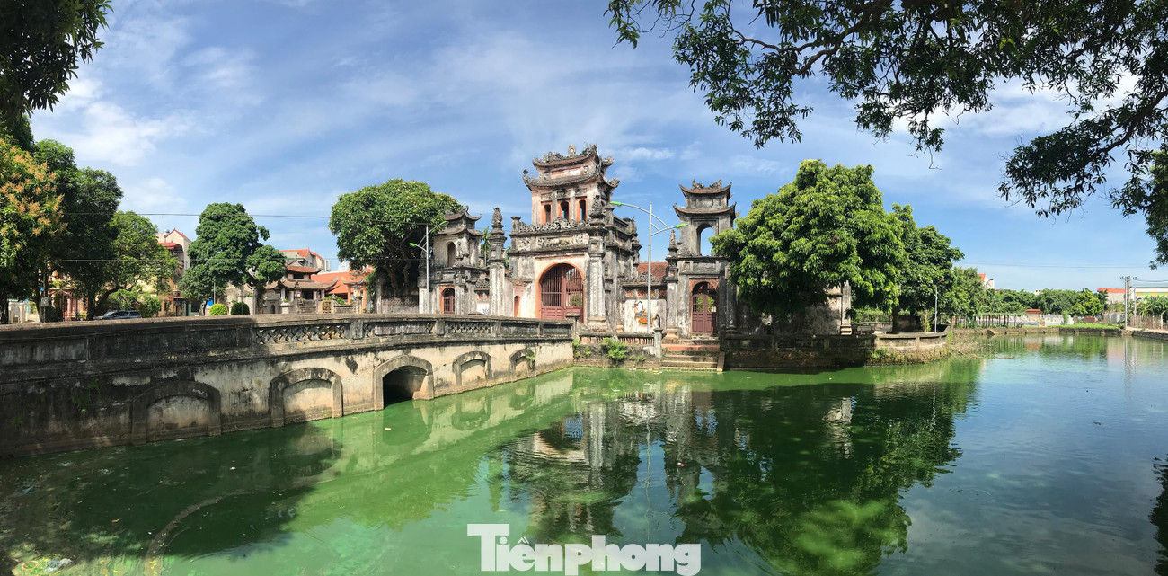 Kế bên đình là chùa Khê Hồi cổ kính có tên là Hoa Lâm Tự. Quần thể di tích Đình – Chùa Khê Hồi đã được Bộ Văn hóa công nhận là Di tích lịch sử văn hóa.