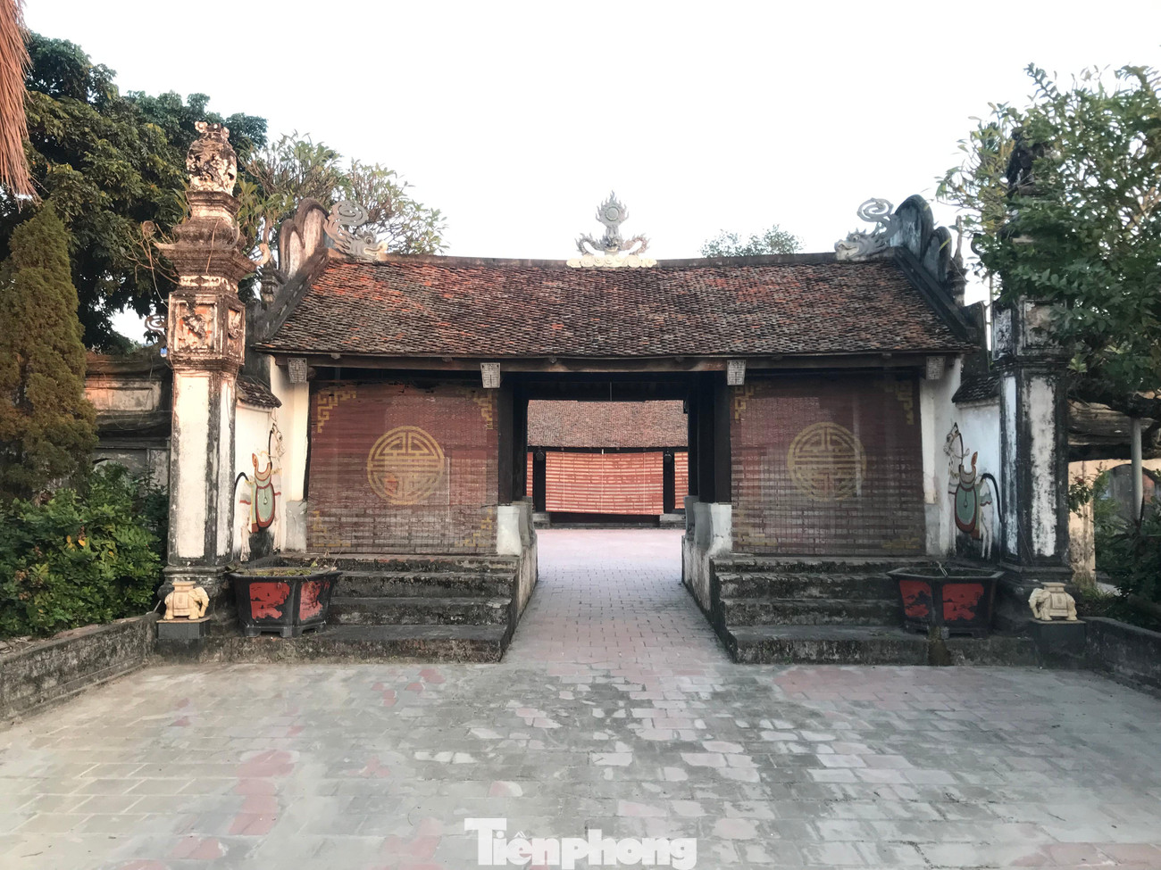 Đình làng Xâm Xuyên (xã Vân Tảo, Thường Tín, Hà Nội). Cổng chính đình Xâm Xuyên gồm 2 gian với lối đi ở giữa, hai bên có thềm cao.