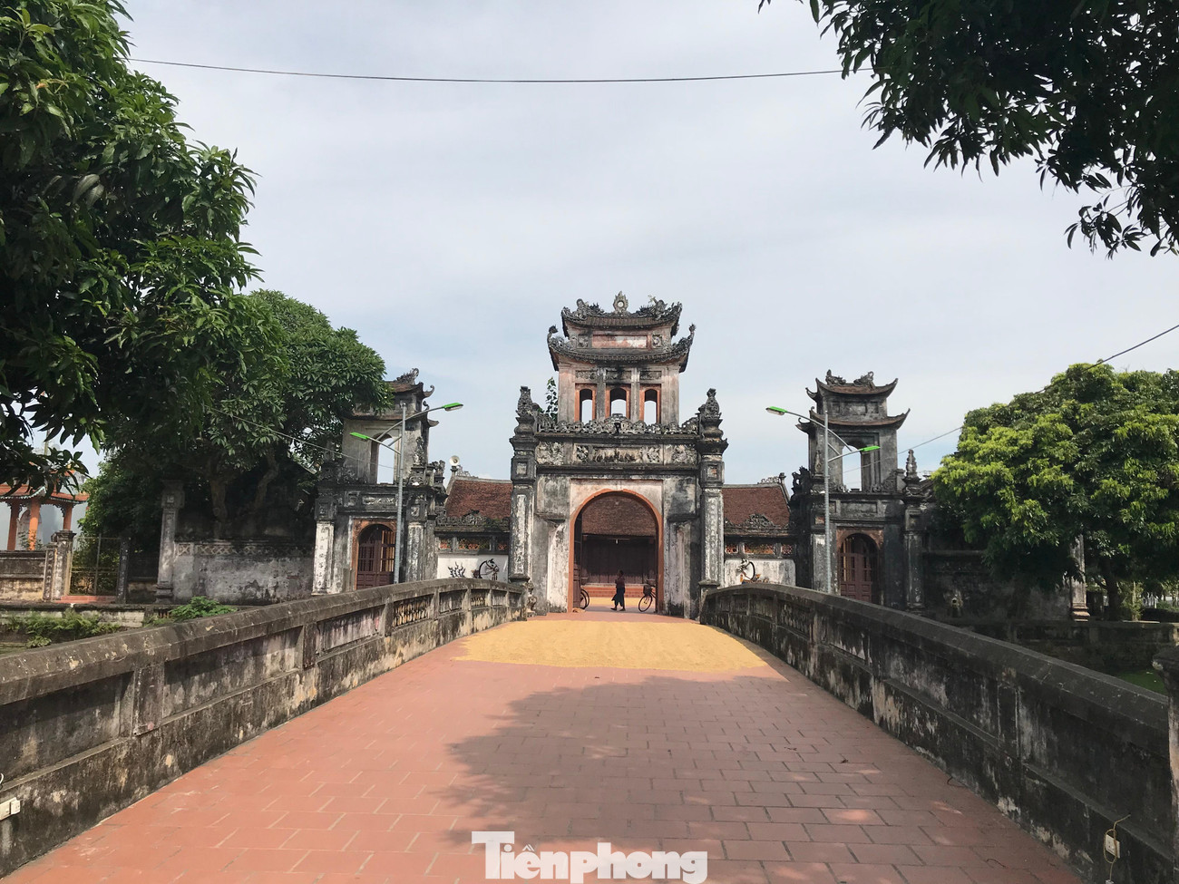 Làng Khê Hồi (Hà Hồi, Thường Tín, Hà Nội) vốn nổi tiếng với truyền thống hiếu học. Đình Khê Hồi nằm ở phía Bắc của làng là một quần thể kiến trúc uy nghiêm, cổ kính.