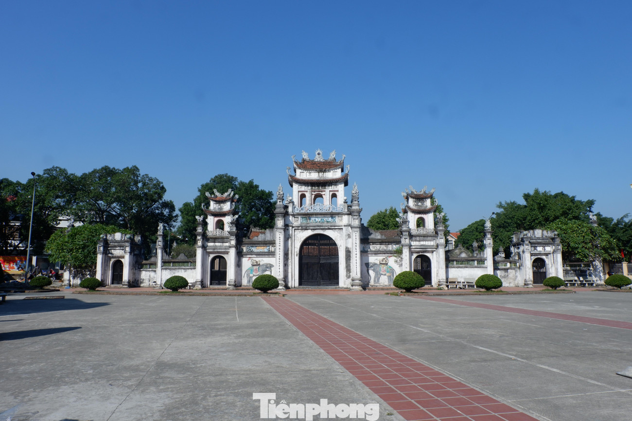 Nằm ở vị trí trung tâm xã Hà Hồi (Thường Tín, Hà Nội), đình làng Hà Hồi gắn liền với chiến thắng của vua Quang Trung năm 1789. Tương truyền, sau khi chiếm được đồn Hà Hồi, nghĩa quân Tây Sơn làm lễ tế thần hoàng làng trước khi bắt đầu chiến dịch Ngọc Hồi – Đống Đa. Đình Hà Hồi được xây dựng từ thế kỷ 16, thờ thành hoàng làng là Cao Sơn Đại Vương. Trải qua trăm năm, kiến trúc hiện nay của đình Hà Hồi được giữ từ cuộc đại trùng tu thời Nguyễn.