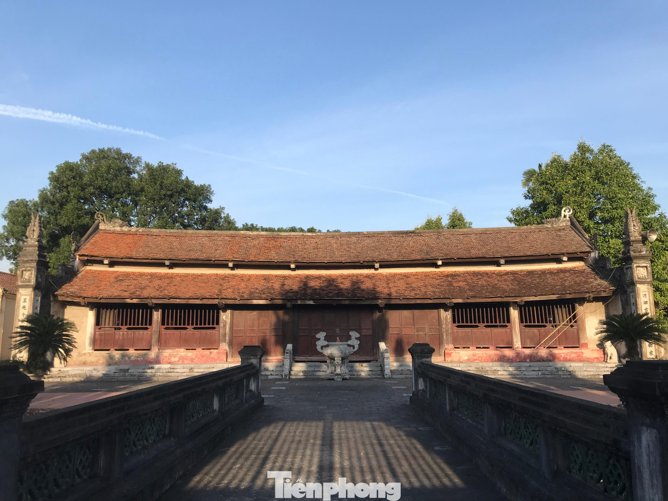 Đình Hà Hồi được xây dựng theo kiến trúc “nội công, ngoại quốc". Kiến trúc nổi bật nhất của đình Hà Hồi là nghi môn gồm 5 cửa (Ngũ môn) bề thế. Phía trước cửa đình là sân rộng – trung tâm văn hóa của làng. Đi qua cửa đình là ao đình với cây cầu 5 nhịp dẫn vào sân trong. Kiến trúc chính của đình gồm 3 tòa nhà lớn nằm song song: tiền tế - đại bái - hậu cung.