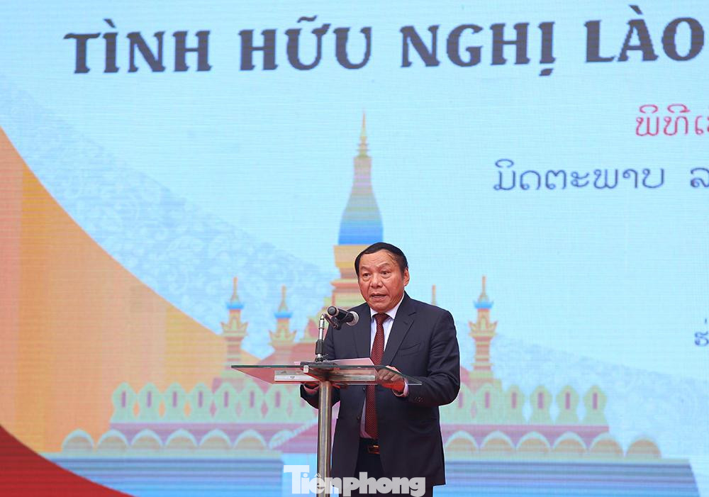 Bộ trưởng Bộ Văn hóa, Thể thao và Du lịch Việt Nam Nguyễn Văn Hùng nhấn mạnh: Việt Nam và Lào là hai nước láng giềng gần gũi, núi sông liền một dải, cùng uống chung dòng nước Mekong, cùng tựa lưng vào dãy Trường Sơn hùng vĩ, nhân dân hai nước vốn có mối quan hệ truyền thống, thủy chung, gắn bó lâu đời. Triển lãm ảnh “Tình hữu nghị Lào - Việt Nam đời đời bền vững” là sự kiện hợp tác, giao lưu về văn hóa hết sức quan trọng.