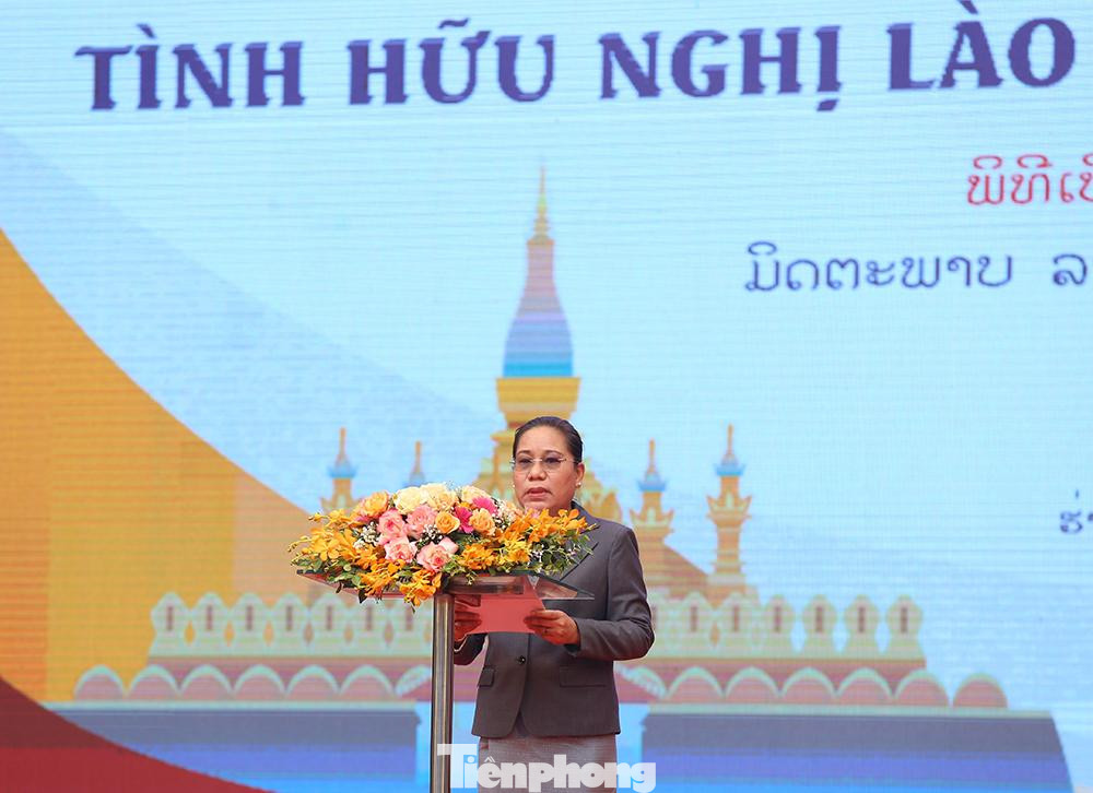 Phát biểu khai mạc triển lãm, Bộ trưởng Bộ Thông tin, Văn hóa và Du lịch Lào Suansavanh Viyaketh khẳng định: Hơn nửa thế kỷ qua, mối quan hệ hữu nghị, hợp tác giữa hai nước dưới sự lãnh đạo của Đảng Nhân dân Cách mạng Lào và Đảng Cộng sản Việt Nam do Chủ tịch Hồ Chí Minh vĩ đại, Chủ tịch Kaysone Phomvihane, Chủ tịch Souphanouvong muôn vàn kính yêu gây dựng, được các thế hệ lãnh đạo, nhân dân hai nước dày công vun đắp, trân trọng đã trở thành tài sản vô giá, hiếm có trên thế giới.