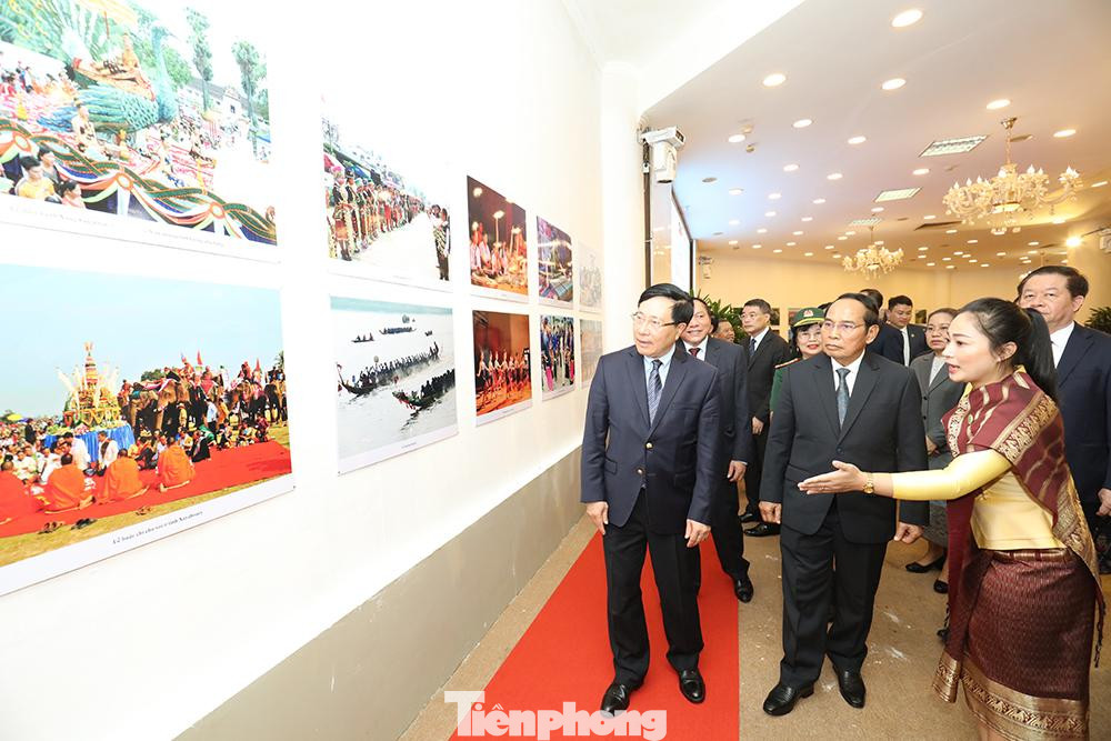 Phó Thủ tướng Thường trực Phạm Bình Minh, Phó Chủ tịch nước Lào Bounthong Chitmany cùng các đại biểu tham quan triển lãm