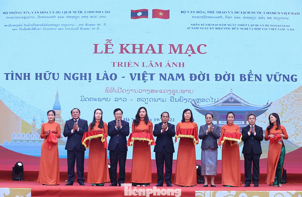 Ủy viên Bộ Chính trị, Phó Thủ tướng Thường trực Phạm Bình Minh và Ủy viên Bộ Chính trị, Thường trực Ban Bí thư Trung ương Đảng Nhân dân cách mạng Lào, Phó Chủ tịch nước CHDCND Lào Bounthong Chitmany cắt băng khai mạc Triển lãm tại Trung tâm Nghệ thuật và Văn hóa Việt Nam, số 2 Hoa Lư, Hà Nội.