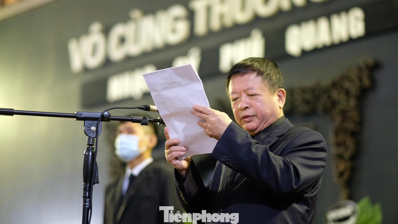 Ông Đỗ Hồng Quân đọc điếu văn đưa tiễn nhạc sĩ Phú Quang. Ông Đỗ Hồng Quân đọc điếu văn đưa tiễn nhạc sĩ Phú Quang.