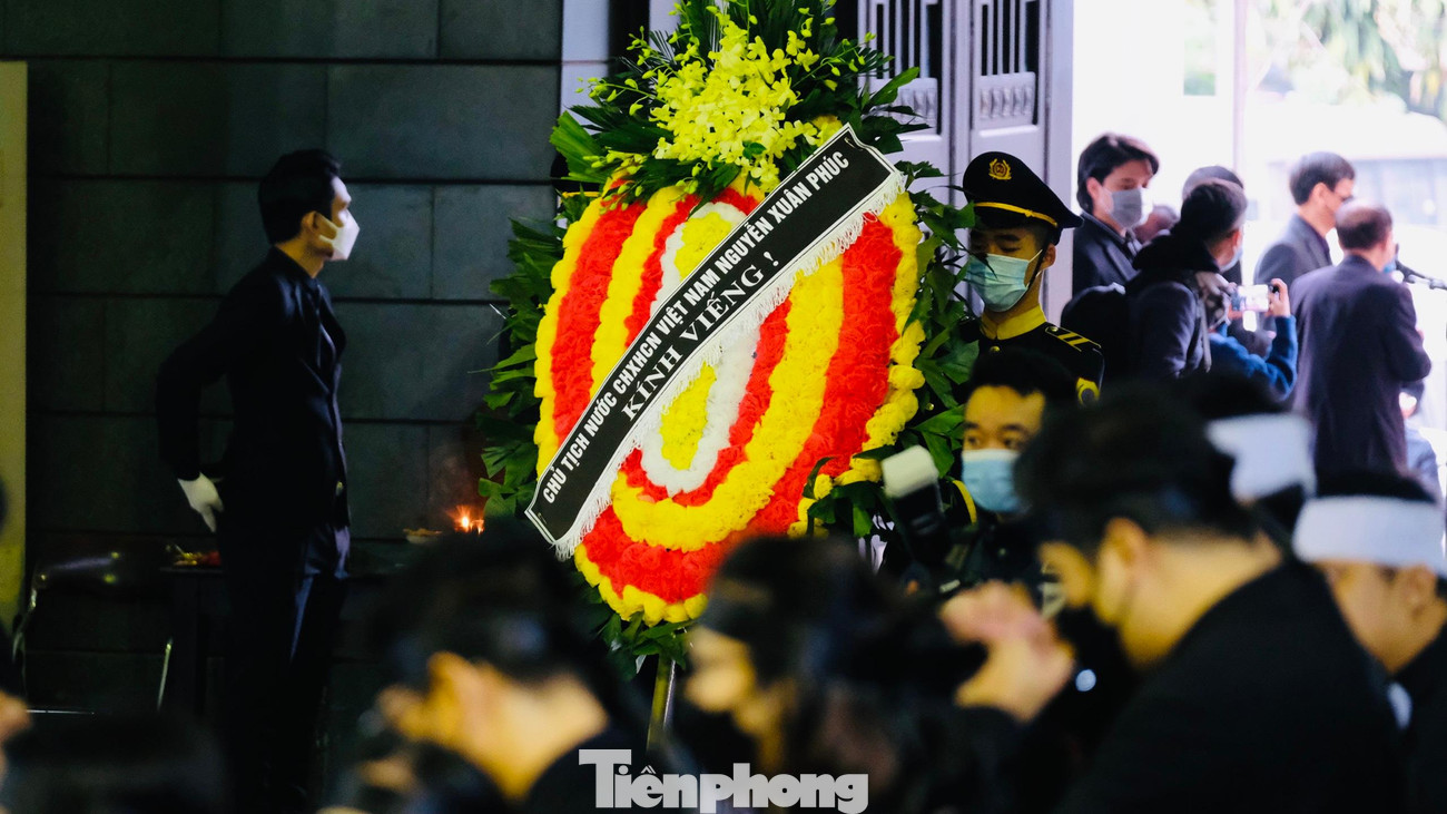 Chủ tịch nước Nguyễn Xuân Phúc gửi vòng hoa viếng. Chủ tịch nước Nguyễn Xuân Phúc gửi vòng hoa viếng.