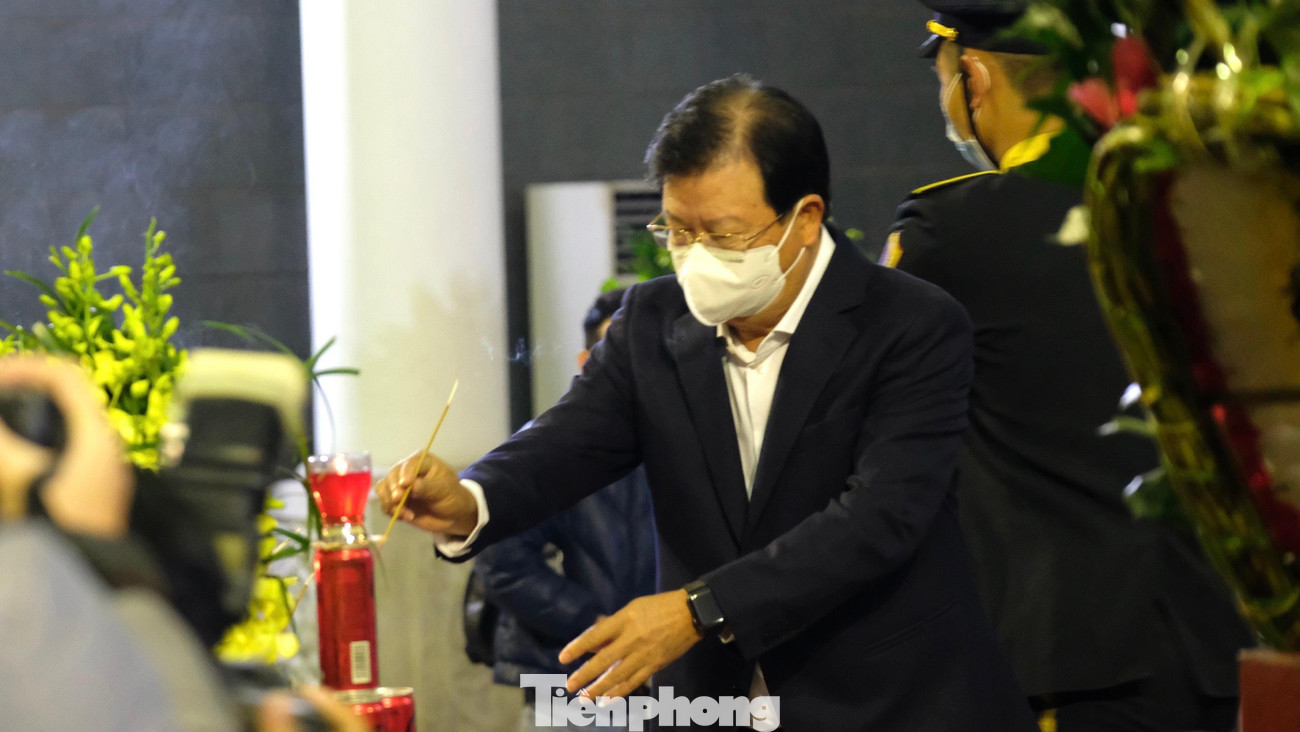 Nguyên Phó Thủ tướng Chính phủ Trịnh Đình Dũng tới viếng nhạc sĩ Phú Quang. Nguyên Phó Thủ tướng Chính phủ Trịnh Đình Dũng tới viếng nhạc sĩ Phú Quang.