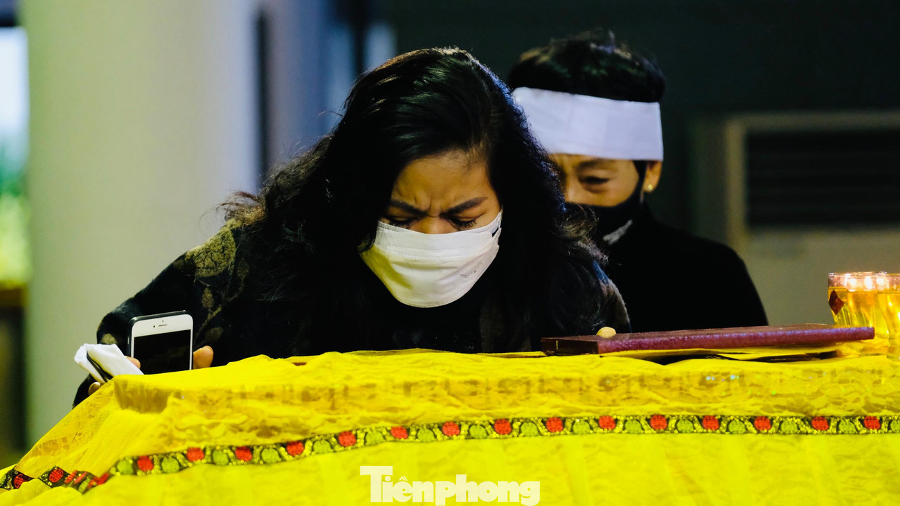 Phút ly biệt rưng rưng. Phút ly biệt rưng rưng.