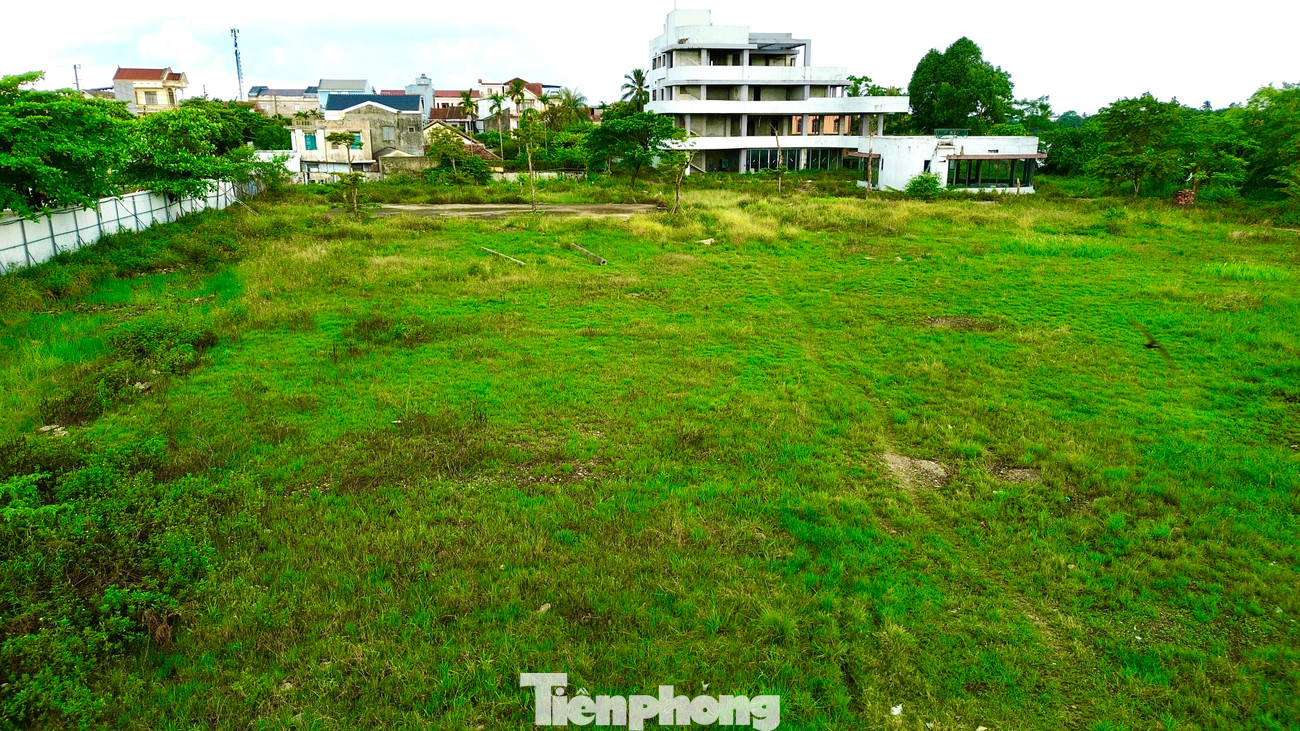 Tuy nhiên, theo chủ đầu tư và cơ quan chức năng TP Huế, do ảnh hưởng của dịch bệnh COVID-19, dự án đã bị đình trệ và ngừng thi công suốt nhiều năm. Đến ngày 8/1/2024, UBND tỉnh Thừa Thiên-Huế (nay là TP Huế) tiếp tục gia hạn tiến độ sử dụng đất trong 24 tháng nhằm tạo điều kiện để chủ đầu tư khởi động lại dự án.