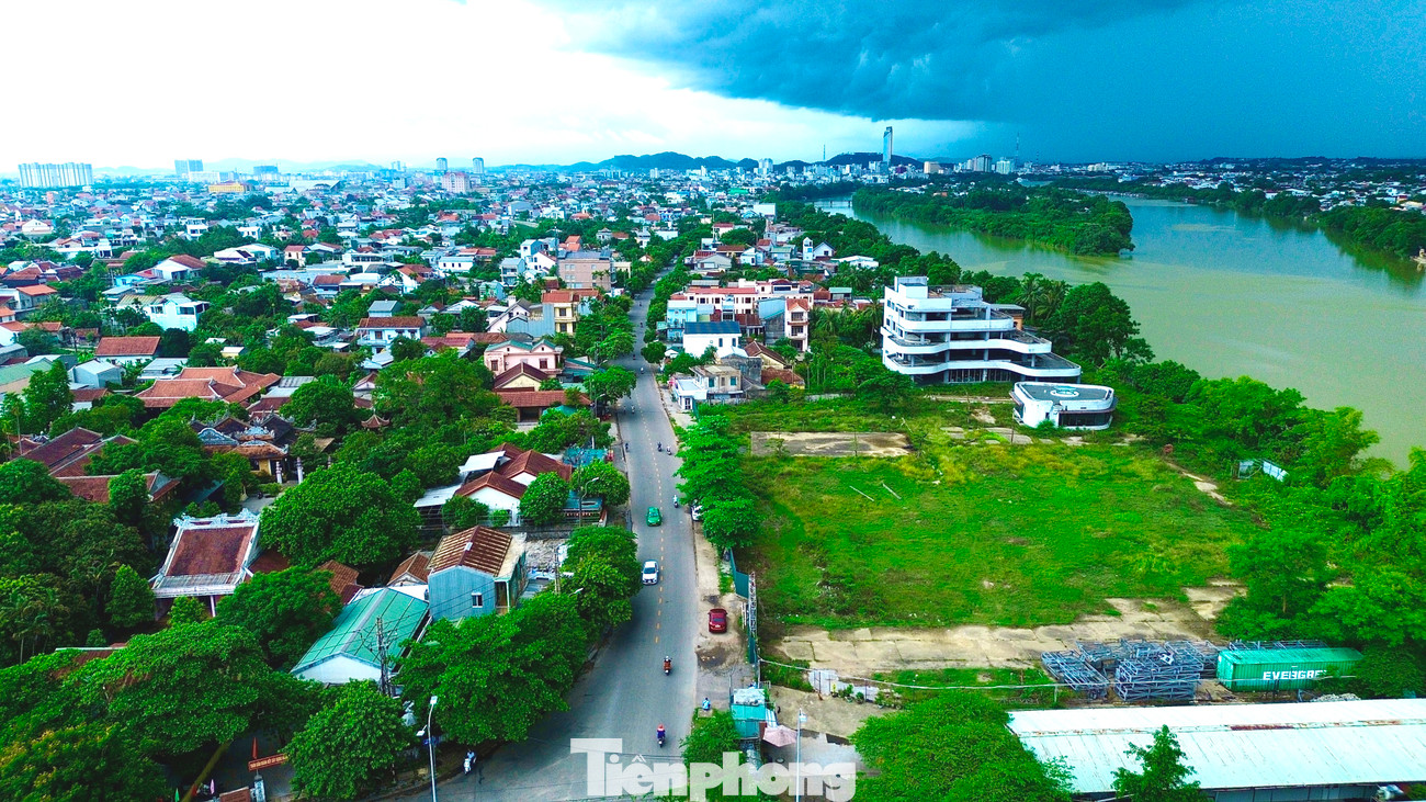 Dự án tổ hợp thương mại dịch vụ do Công ty Cổ phần Hạ tầng Đông Á làm chủ đầu tư, được UBND tỉnh Thừa Thiên-Huế (nay là TP Huế) phê duyệt kết quả trúng đấu giá quyền sử dụng đất vào cuối năm 2018. Đây là khu đất từng là nơi tọa lạc của Nhà máy Bia Huda nổi tiếng của Huế.