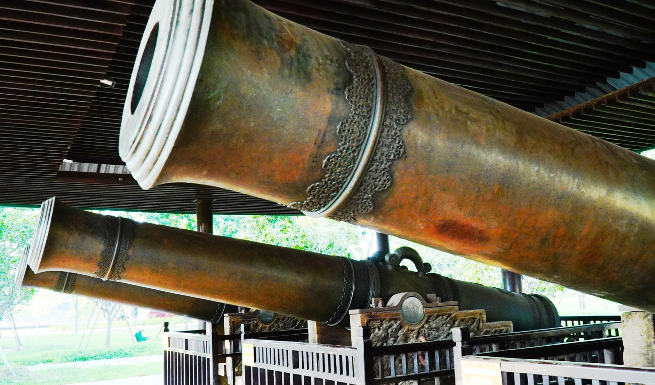 Trên thân súng có khắc nhiều chi tiết hoa văn trang trí tinh xảo và các bài văn ngắn nêu lai lịch của thần công bằng chữ Hán. Chuôi thần công có khắc tên và thứ bậc của mỗi khẩu, như khẩu “Xuân” được mệnh danh là “Đệ nhất cửu vị thần uy”.