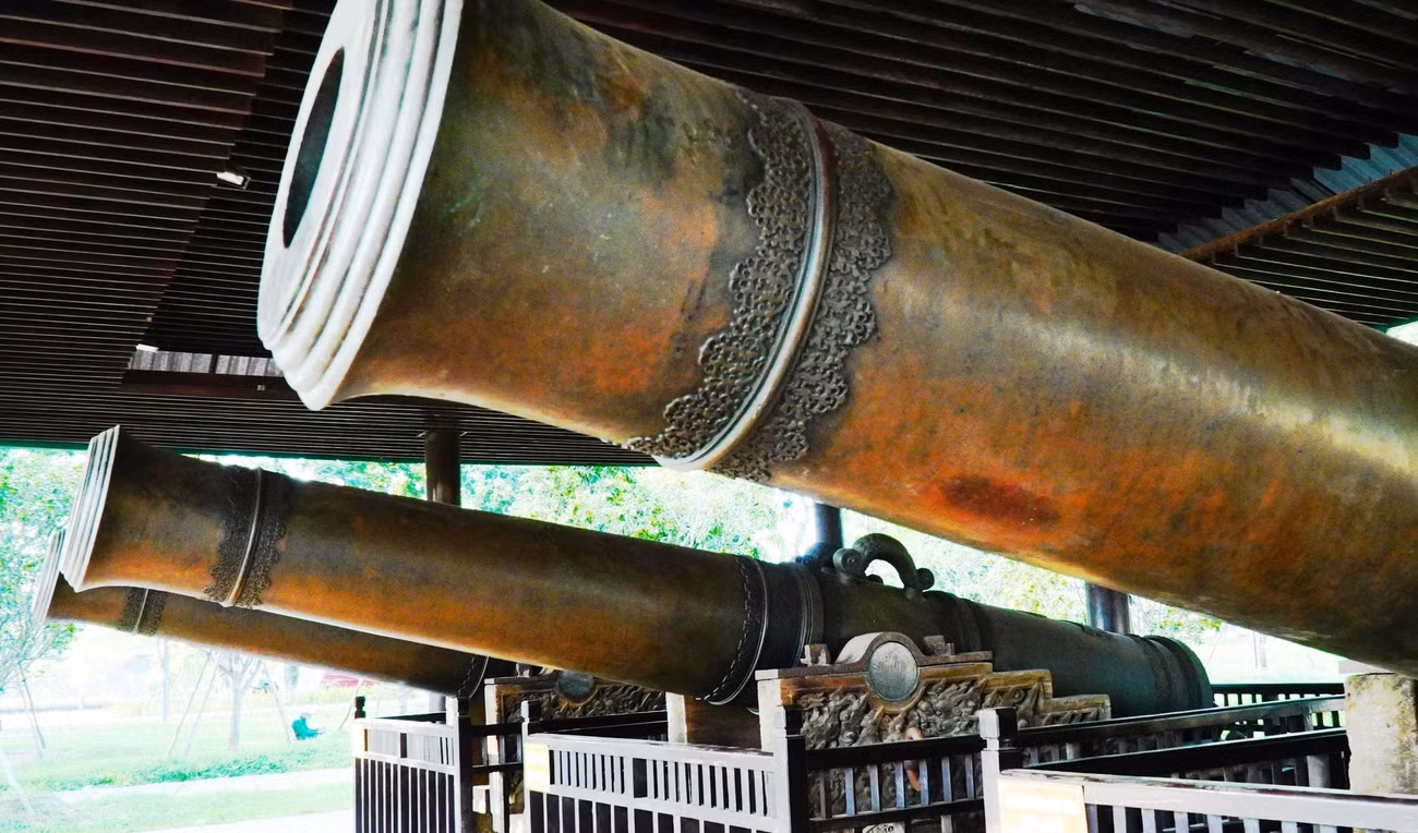 Trên thân súng có khắc nhiều chi tiết hoa văn trang trí tinh xảo và các bài văn ngắn nêu lai lịch của thần công bằng chữ Hán. Chuôi thần công có khắc tên và thứ bậc của mỗi khẩu, như khẩu “Xuân” được mệnh danh là “Đệ nhất cửu vị thần uy”.
