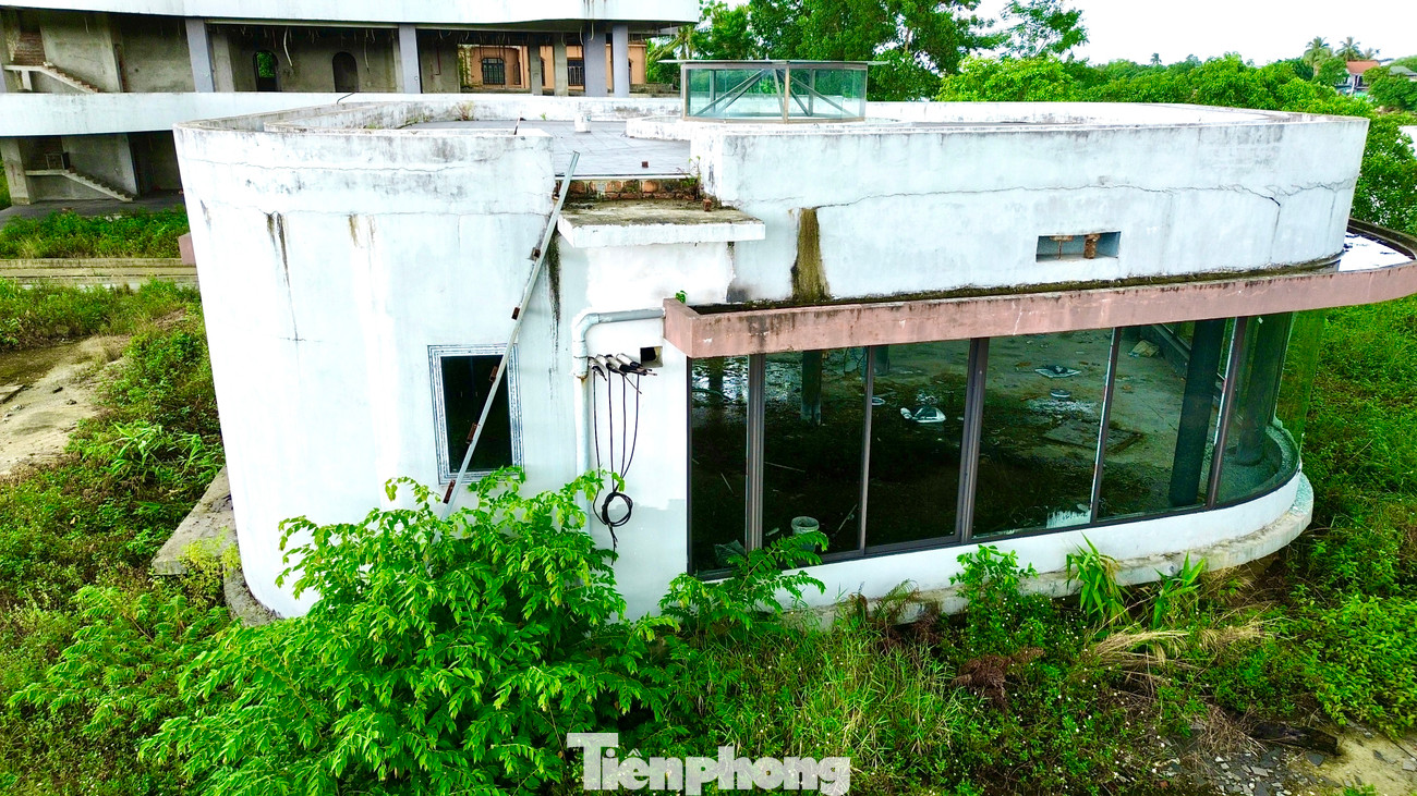 Vậy nhưng, theo ghi nhận, sau nhiều tháng được gia hạn, dự án vẫn "bất động". Tại công trường, phần thô của khu nhà 4 tầng cùng một khối công trình nhỏ đã được xây dựng nhưng bỏ hoang hơn 4 năm. Bên trong, các hạng mục trơ gạch, nước đọng ở nhiều tầng, vật liệu xây dựng vương vãi, sắt thép hoen gỉ.