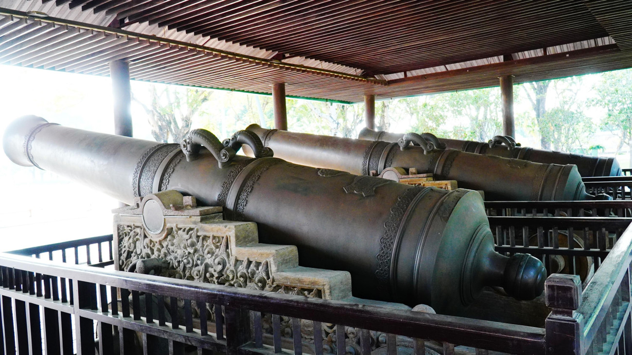 Năm 1816, Hoàng đế Gia Long sắc phong danh hiệu “Thần oai vô địch Thượng tướng quân” cho 9 khẩu thần công.