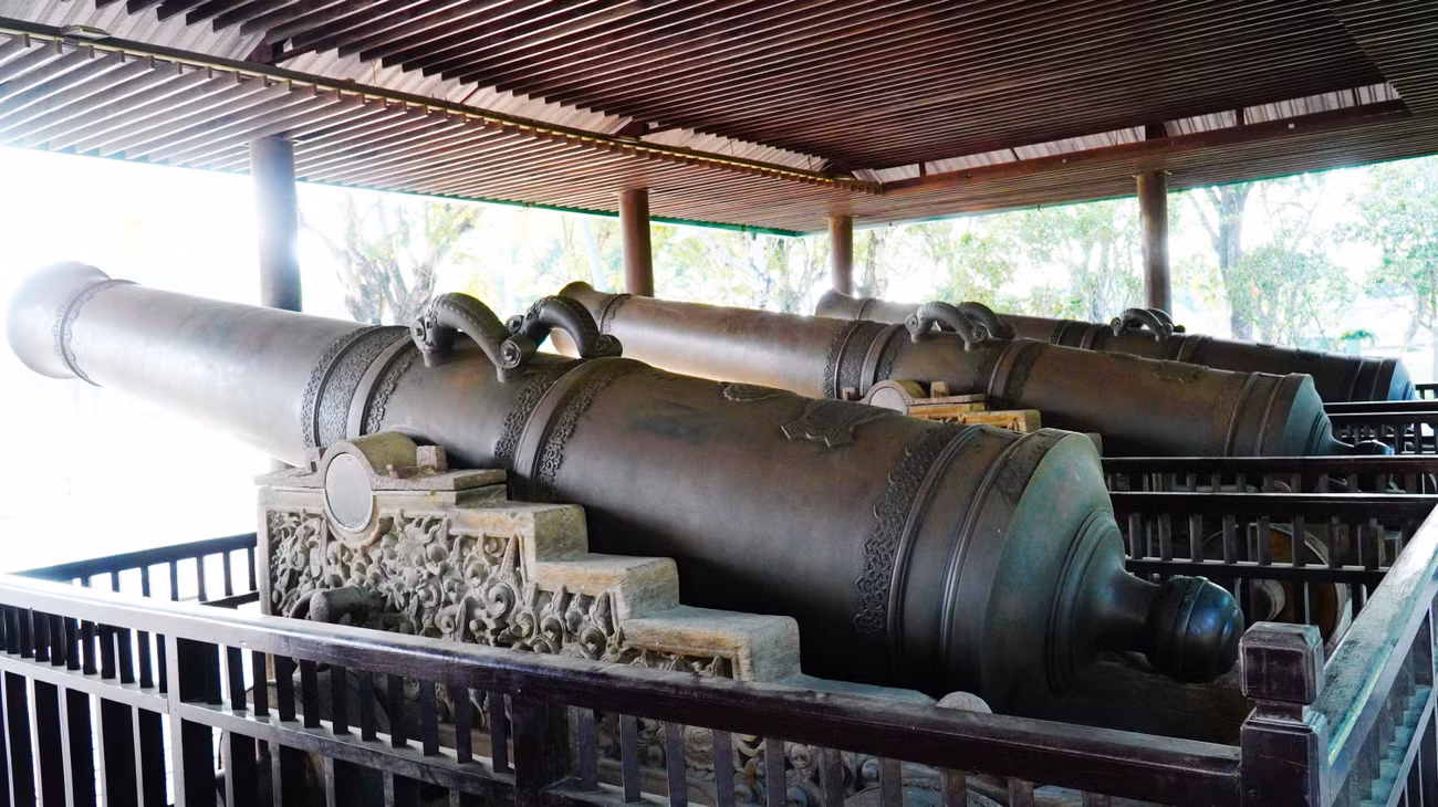Năm 1816, Hoàng đế Gia Long sắc phong danh hiệu “Thần oai vô địch Thượng tướng quân” cho 9 khẩu thần công.