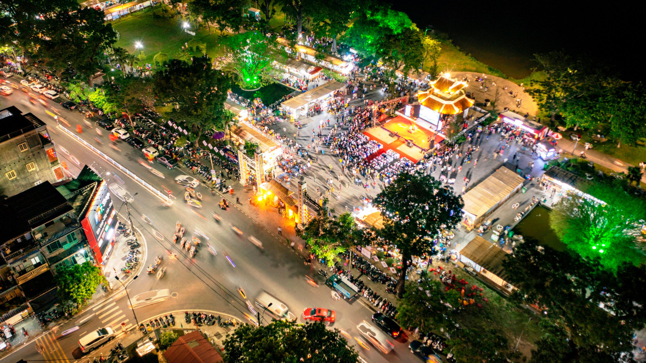 Nhiều ngày trước đó, người dân Huế bắt đầu cảm nhận được hơi thở và dòng chảy của lễ hội với chuỗi hoạt động văn hóa, nghệ thuật hấp dẫn nối tiếp nhau, như Tuần lễ áo dài cộng đồng Huế, lễ hội ẩm thực “Kinh đô Huế với bốn phương”, triển lãm trang phục truyền thống các nước ASEAN, lễ hội khinh khí cầu, triển lãm cây cảnh đặc sắc ba miền…