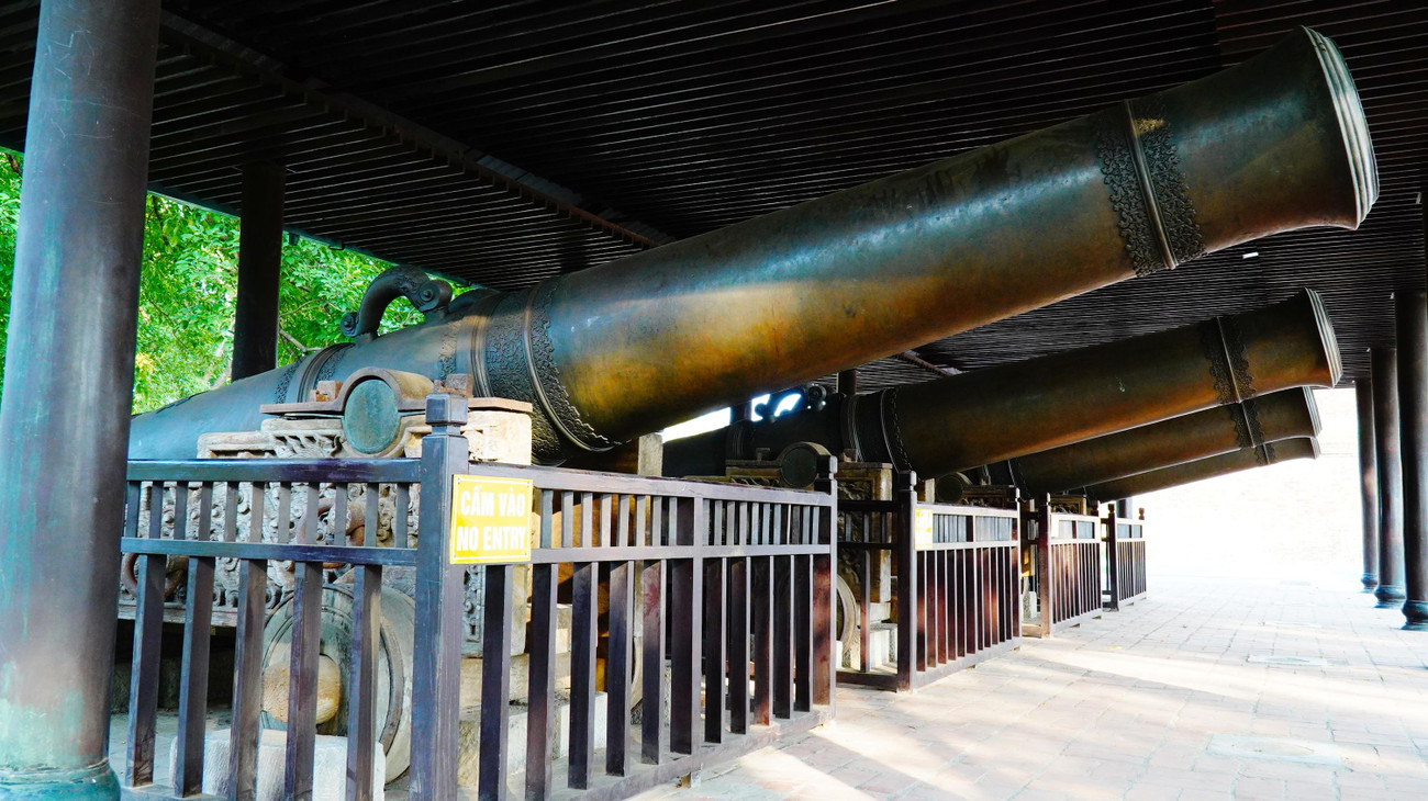 Chín khẩu thần công biểu trưng cho sức mạnh nhà Nguyễn và các vị thần bảo vệ vương triều. Đây còn là đồ tế khí dùng để trang trí và thị uy cho Kinh thành Huế thêm phần oai nghiêm. Theo các tài liệu nghiên cứu lịch sử, 9 khẩu thần công được chia làm 2 nhóm. Nhóm “Tứ thời” gồm 4 khẩu Xuân - Hạ - Thu - Đông và nhóm “Ngũ hành” gồm 5 khẩu Kim - Mộc - Thủy - Hỏa - Thổ.