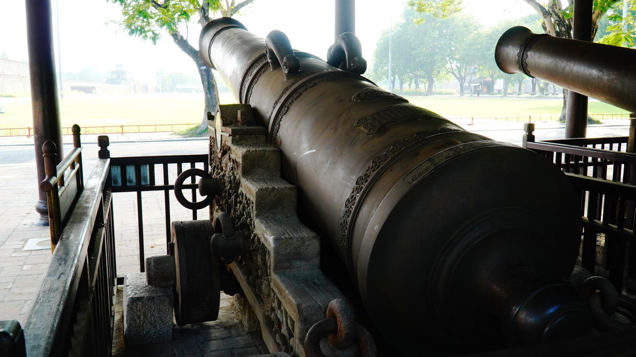 Mỗi khẩu thần công có chiều dài 5,1m với đường kính trong của nòng là 22,5cm.