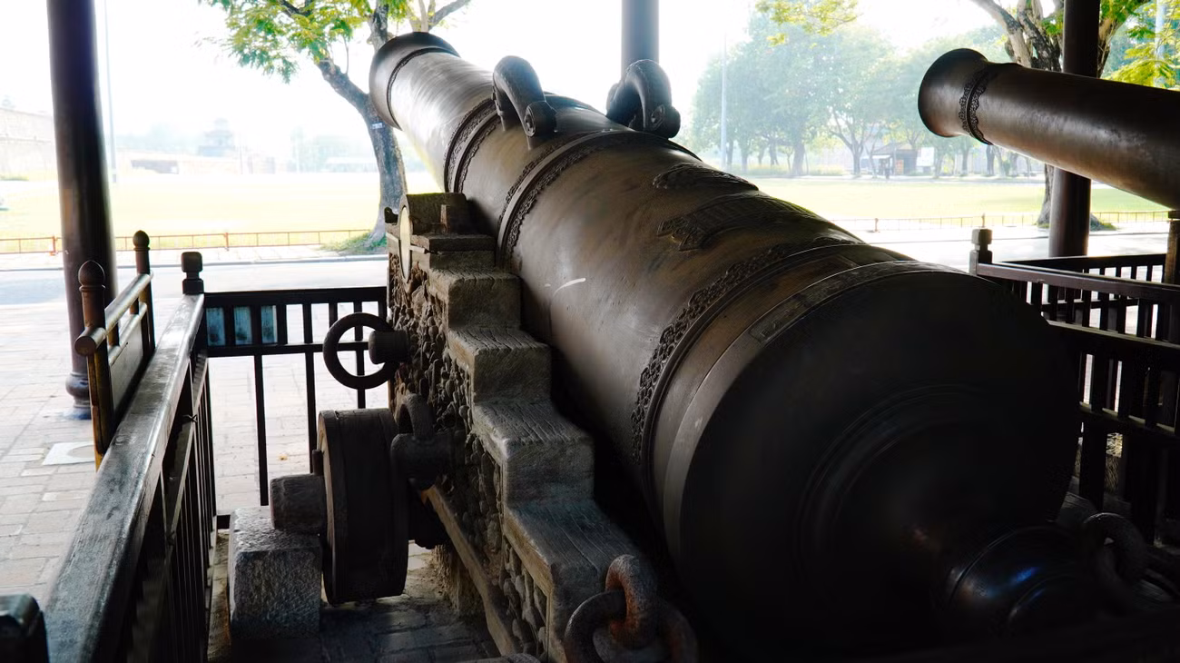 Mỗi khẩu thần công có chiều dài 5,1m với đường kính trong của nòng là 22,5cm.