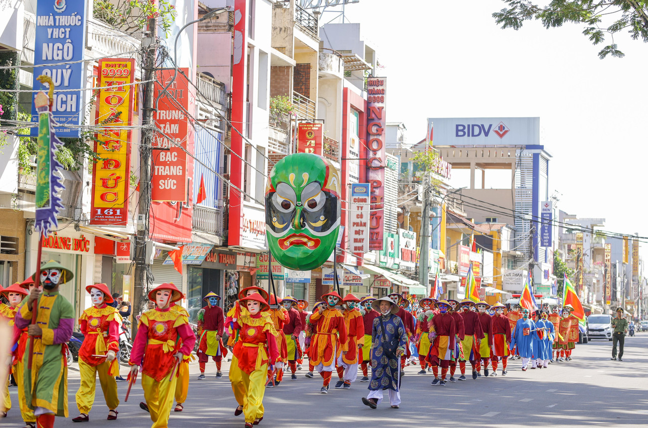 Đây là một lễ hội đường phố sinh động nhân hưởng ứng tuần lễ Festival Huế 2022, với sự đa dạng về sắc màu, phô diễn nét đặc sắc của nghệ thuật tuồng qua những trang phục của nghệ thuật cung đình, cùng các nhân vật tuồng hóa trang mặt nạ khác nhau.