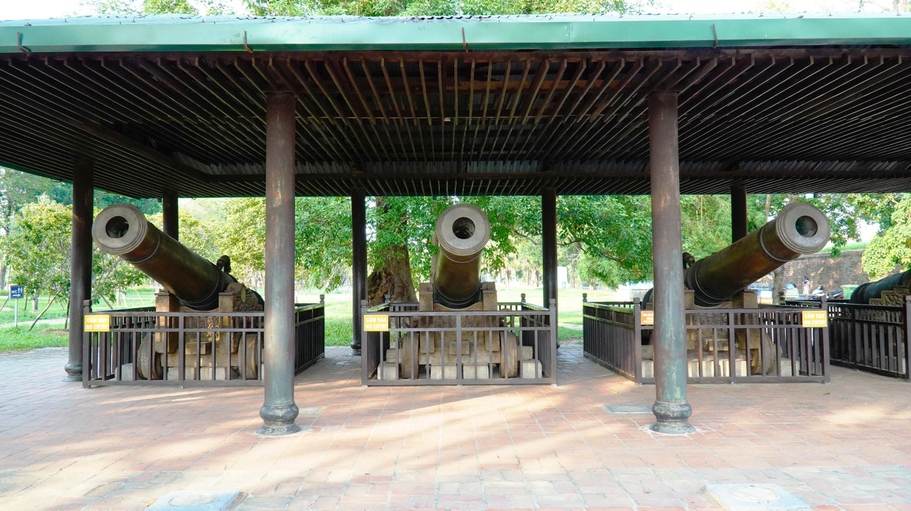 Theo các sử liệu, 9 khẩu thần công mà dân Huế thường kính cẩn gọi là “Cửu vị thần công” được làm bằng đồng, đúc từ tháng 1 đến tháng 12/1804, dưới thời vua Gia Long.