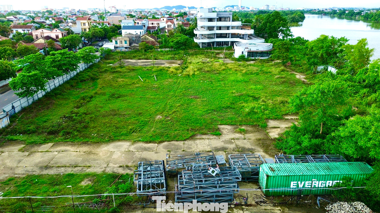Về phía Sở Xây dựng TP Huế, đơn vị này cho biết đã nhiều lần yêu cầu Công ty Cổ phần Hạ tầng Đông Á khẩn trương thực hiện các thủ tục đầu tư xây dựng theo đúng cam kết. Nếu sau thời gian gia hạn mà dự án tiếp tục chậm trễ, đơn vị sẽ xem xét, kiến nghị xử lý theo quy định pháp luật.