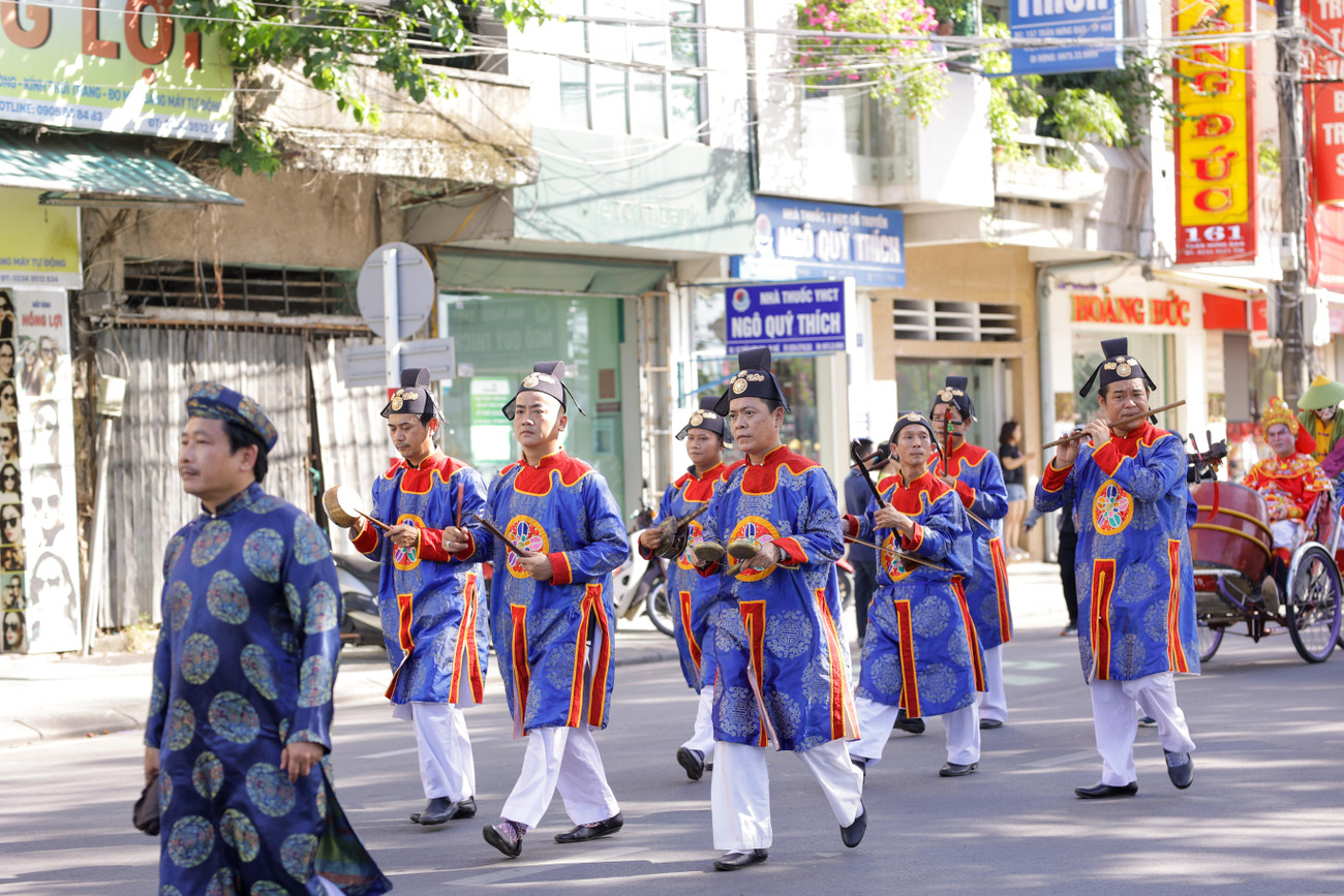 Lễ rước có sự tham gia trình diễn của các đội Đại nhạc, Tiểu nhạc, kèm cờ, phướn, kèn, trống…