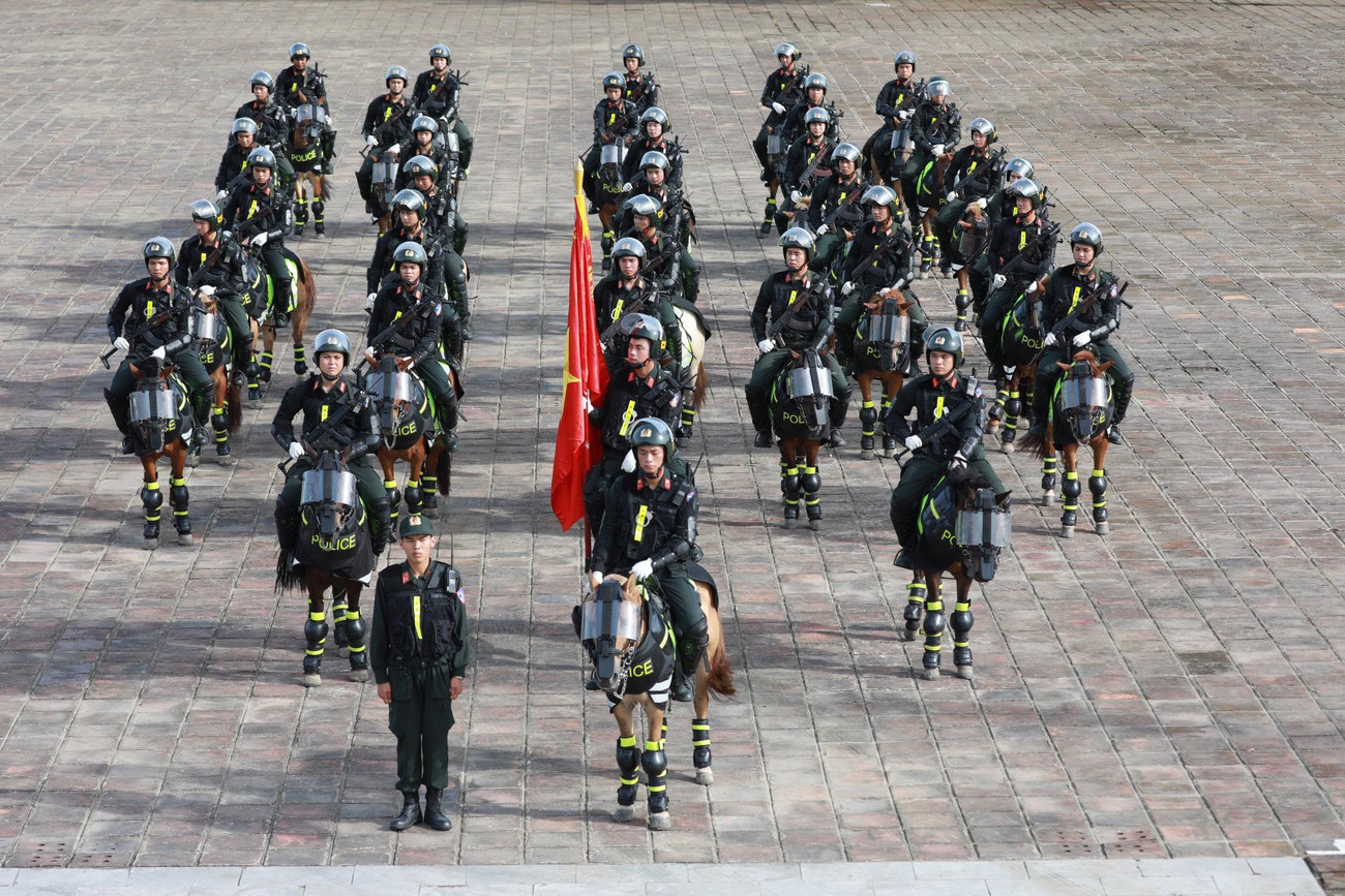 Tiếp đến là khối mô tô và khối kỵ binh di chuyển ra di tích Ngọ môn - Đại nội Huế, sau đó diễu hành trên các trục đường từ phố Lê Duẩn qua các cầu Trường Tiền, Phú Xuân…