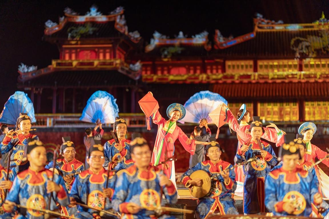 Chương trình nghệ thuật đêm khai màn gồm 3 phần: "Bài thơ đô thị”, “Tinh hoa hội tụ” và “Huế thành phố xanh”, với sự tham gia biểu diễn của hàng trăm nghệ sĩ đến từ Nhà hát Nghệ thuật Cung đình Huế, Nhà hát Ca kịch Huế, Học viện Âm nhạc Huế, Học viện Âm nhạc Quốc gia Việt Nam, Nhà hát Ca múa nhạc Việt Nam, Đoàn Nghệ thuật dân tộc Lào Cai, Đoàn Nghệ thuật dân tộc Đắk Lắk, Trường Văn hoá Nghệ thuật Huế.