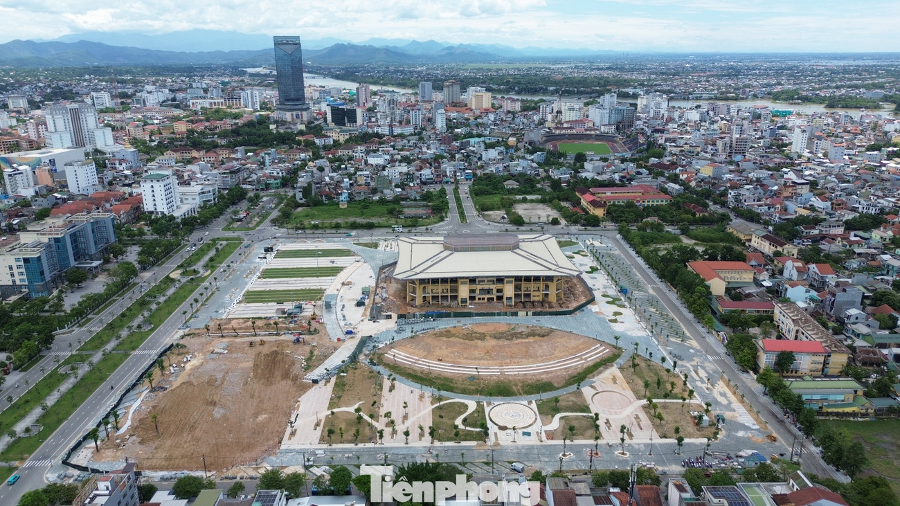 Công trình được triển khai tại khuôn viên Trung tâm Thể thao tỉnh Thừa Thiên-Huế (cũ, thuộc phường Xuân Phú, quận Thuận Hóa, TP Huế), tiếp giáp các tuyến đường Hà Huy Tập, Tố Hữu, Lý Tự Trọng và Bùi San.