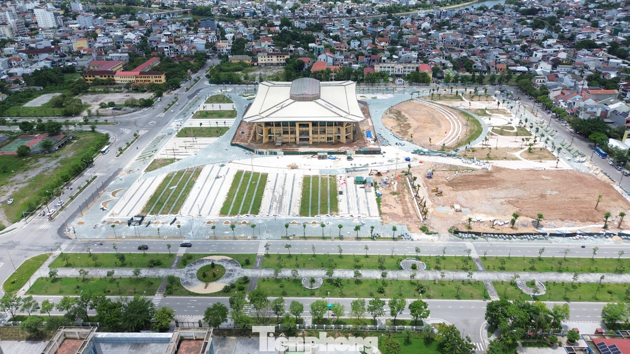 Dự án do Ban Quản lý dự án Đầu tư xây dựng và Phát triển đô thị TP Huế làm chủ đầu tư; liên danh ba đơn vị thi công gồm Công ty CP Xây dựng Thủy lợi Thừa Thiên Huế, Công ty CP Thành An và Công ty CP Xây lắp & Thương mại An Bảo.