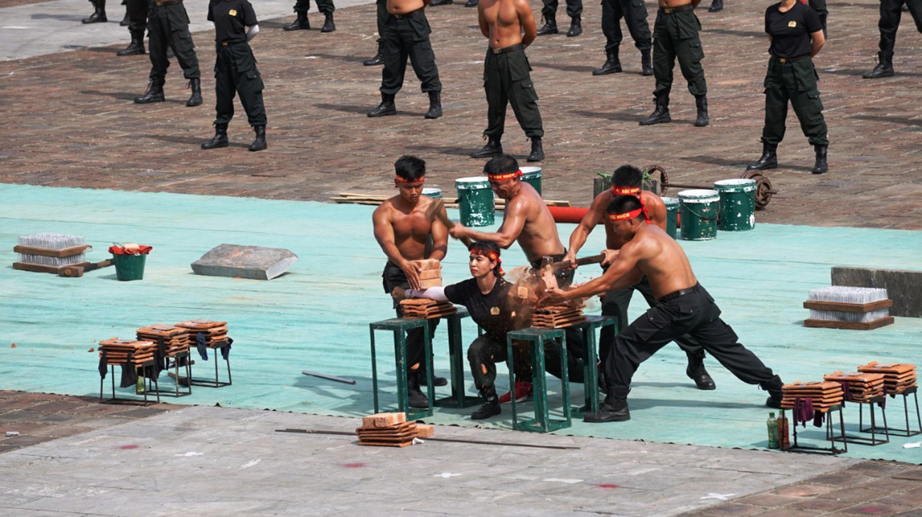 Ngoài ra, tại buổi khai mạc còn có các màn biểu diễn khí công, công phá; biểu diễn vận động vượt qua các địa hình vật cản, bắn súng ứng dụng đánh chiếm mục tiêu.