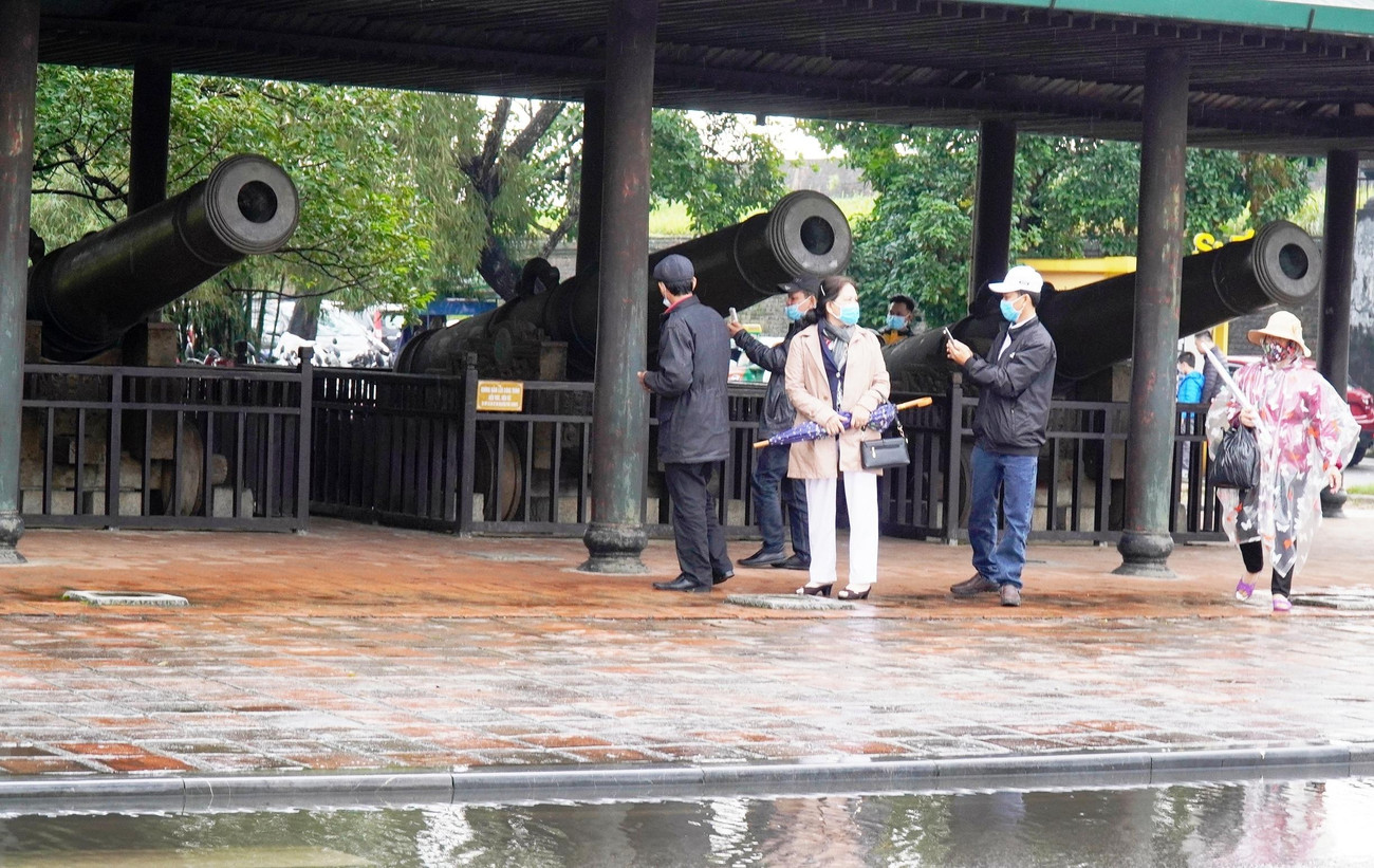 Du khách tham quan "Cửu vị thần công" đặt cạnh cổng Thể Nhơn