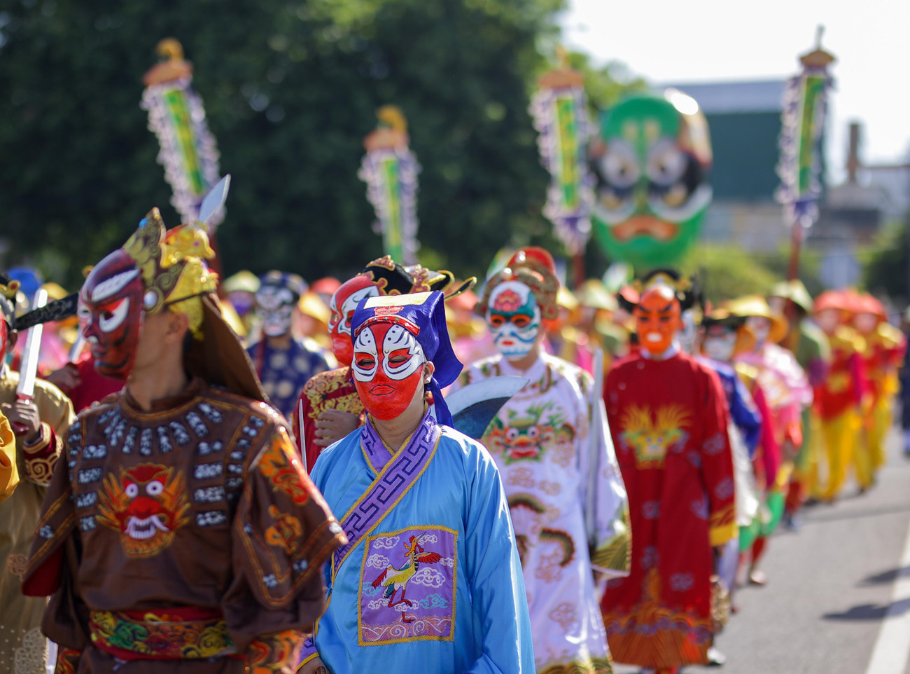 Đoàn rước diễu hành qua các tuyến phố, tạo nên hình ảnh đẹp mắt, gợi nên những nét cổ xưa độc đáo.