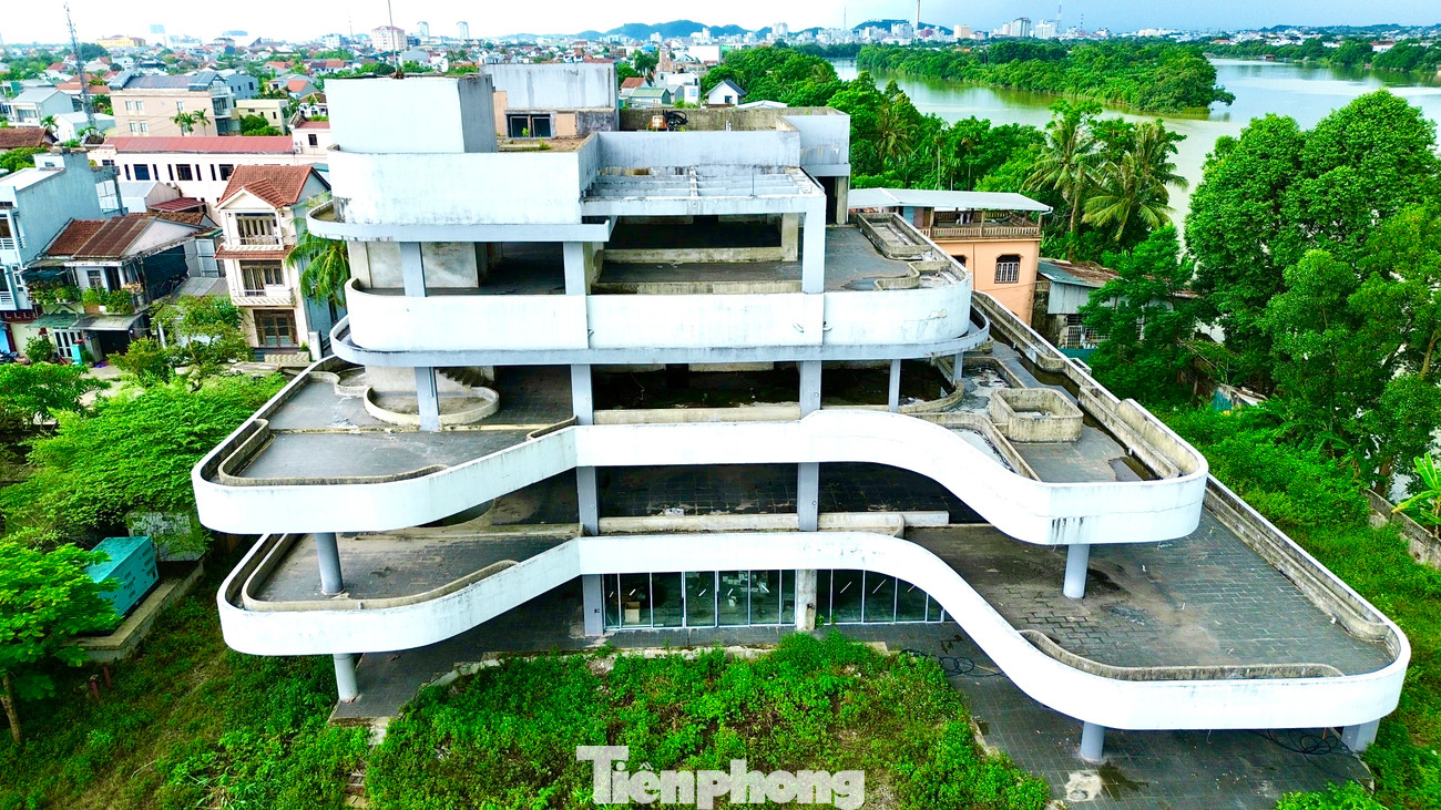 Trong khi đó, đại diện Sở Tài chính TP Huế cho biết, đơn vị vẫn phối hợp giám sát tiến độ thực hiện dự án theo đúng quy định. Trường hợp hết thời gian gia hạn mà dự án không được hoàn thành và đưa vào sử dụng, Sở sẽ báo cáo UBND thành phố và đề xuất giao Sở Nông nghiệp và Môi trường xử lý theo quy định pháp luật đất đai.
