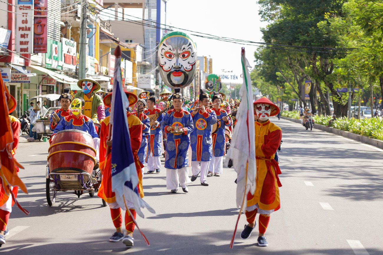 Lần đầu tiên, người dân Huế, công chúng, du khách có những trải nghiệm thú vị, bất ngờ, khó quên về lễ rước mặt nạ tuồng trên đường phố do Trung tâm Bảo tồn Di tích Cố đô Huế tổ chức.