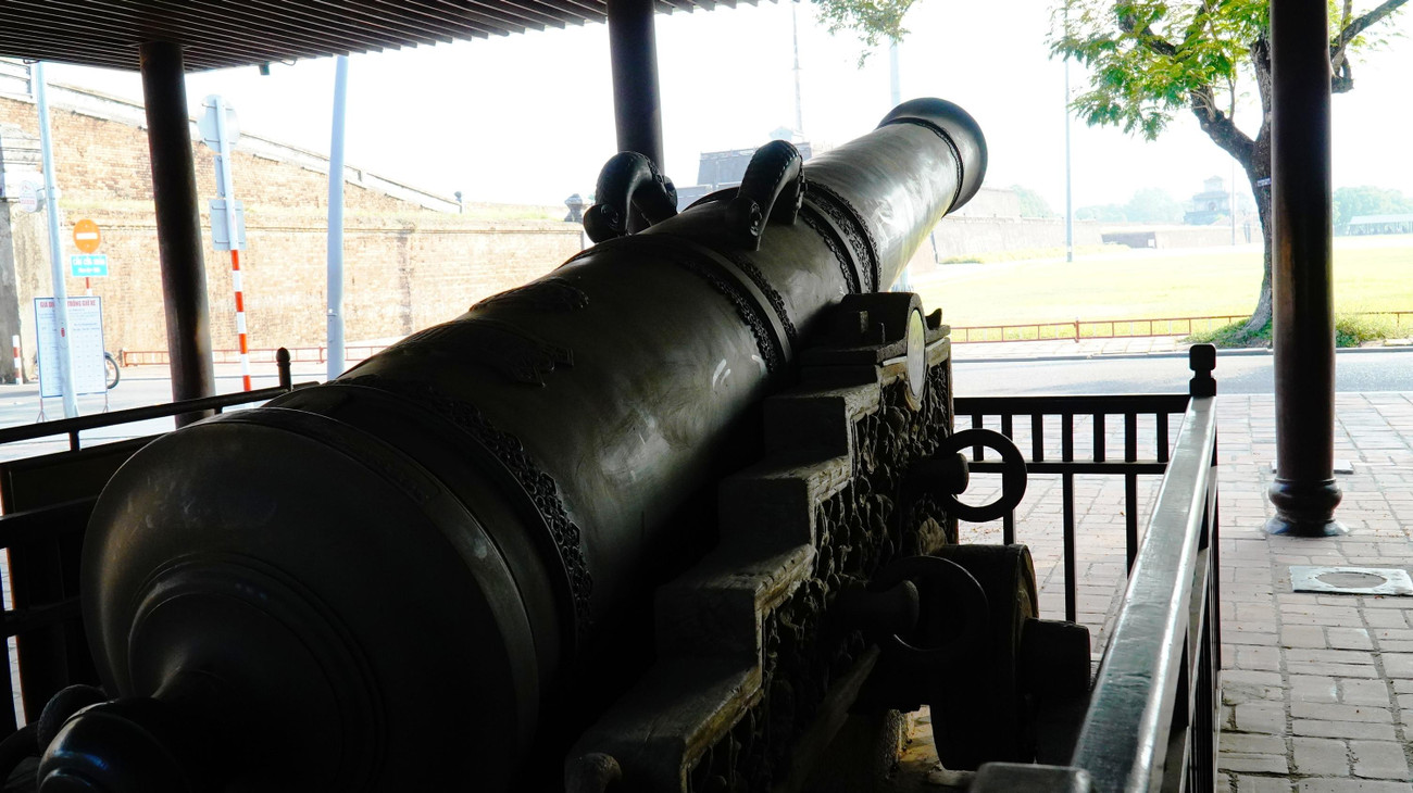 Tương truyền, ngày xưa người dân Kinh thành Huế mỗi khi đi qua các khẩu thần công đều phải ngả nón chào kính cẩn. Dân gian còn lưu truyền, “Cửu vị thần công” có cả thần lực để hòa giải cho các gia đình ly hôn, phù hộ an khang, thịnh vượng…