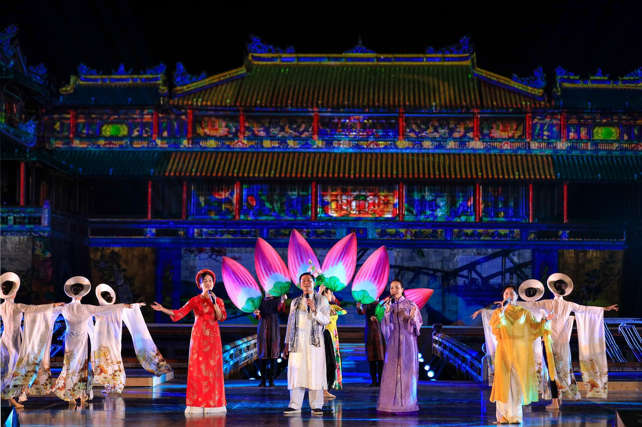 Cố đô Huế mở đại tiệc nghệ thuật đầy màu sắc, âm thanh, ánh sáng; hội tụ đầy đủ các yếu tố kim - cổ, truyền thống và hiện đại trong đêm khai mạc tuần lễ Festival 2022.