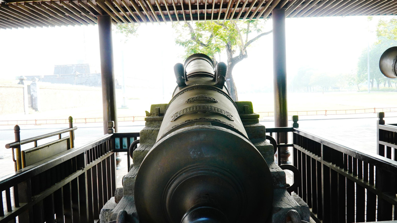 Nguyên “Cửu vị thần công” được đặt trước Ngọ Môn - cửa chính của Hoàng thành Huế, trong hai dãy Pháo xưởng. Ngày nay, “Cửu vị thần công” với hai nhóm như nêu trên được đặt ở hai cửa Thể Nhơn (cửa Ngăn) và cửa Quảng Đức (cửa Sập) phía mặt nam Kinh thành Huế.