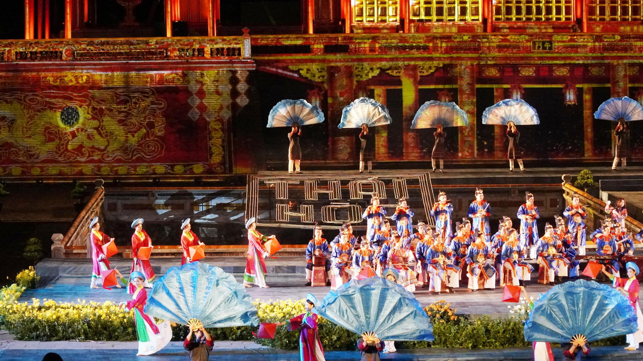 Điều khiến nhiều người mong đợi nhất là đêm khai màn tuần lễ Festival 2022 diễn ra vào tối 25/6 tại di tích Ngọ môn - Đại nội Huế. Kể từ Festival Huế 2018, sau các lần lùi thời gian tổ chức do ảnh hưởng, gián đoạn bởi dịch bệnh COVID-19, tỉnh TT-Huế quyết định lễ hội này diễn ra ngay từ đầu năm 2022, theo hình thức Festival Huế 4 mùa, trải dài qua các mùa Xuân, Hạ, Thu, Đông.