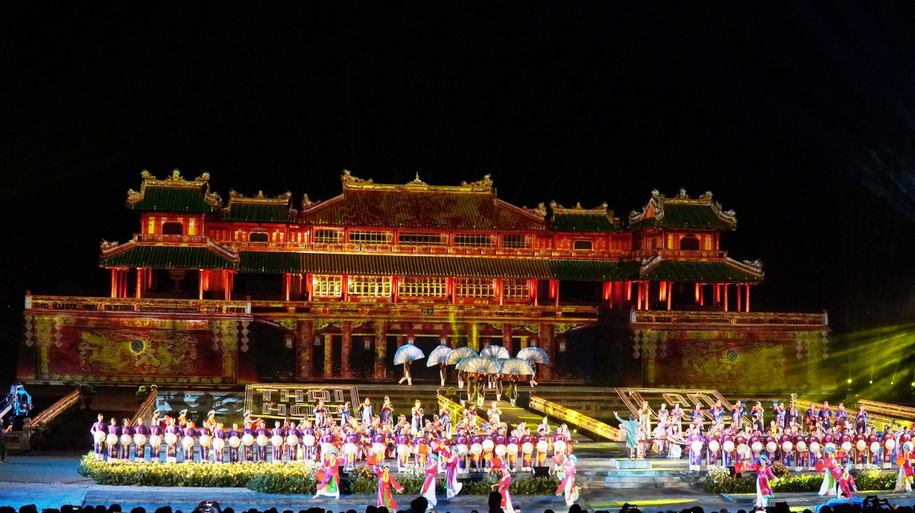 Sau 4 năm chờ đợi, tuần lễ cao điểm Festival Huế 2022 đã thực sự trở lại tưng bừng với đêm khai màn ấn tượng. Bên cạnh đó là 7 chương trình chính và nhiều hoạt động đồng hành, hưởng ứng hấp dẫn khác.