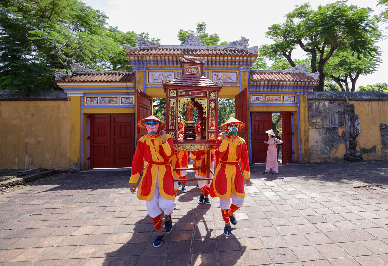 Đoàn rước sau đó diễu hành vào di tích Duyệt Thị đường bên trong Đại nội Huế để thực hiện nghi thức tiến hoa dâng tiền nhân, thể hiện lòng ngưỡng vọng, thành kính đối với người xưa.