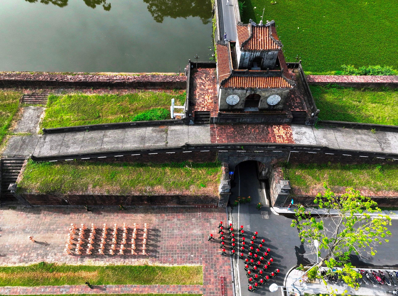 Sau lễ khai mạc vào sáng 4/7 tại Quảng trường Ngọ Môn (TP Huế) là phần duyệt đội ngũ của 16 đội tuyển; khối nữ Cảnh sát giao thông, Cảnh sát cơ động, Phòng cháy chữa cháy và đội ngũ tân binh của Công an tỉnh TT-Huế.