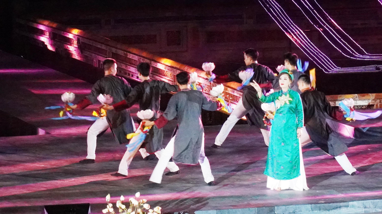 Chương trình nghệ thuật đêm khai màn được dàn dựng quy mô, công phu, thể hiện những nét riêng về Huế, cùng sự hội nhập và phát triển. Qua đó, tôn vinh một thành phố xanh bền vững nhằm thể hiện những “Ước vọng về Huế” trong tương lai qua các tiết mục biểu diễn như: Hoà tấu “Đất nước thái hoà”, Về nghe em hát - Cố đô, múa Lục cúng hoa đăng, chầu văn “Hương sắc Hương Bình”, Thương về xứ Huế, Hello Việt Nam, múa ASEAN….