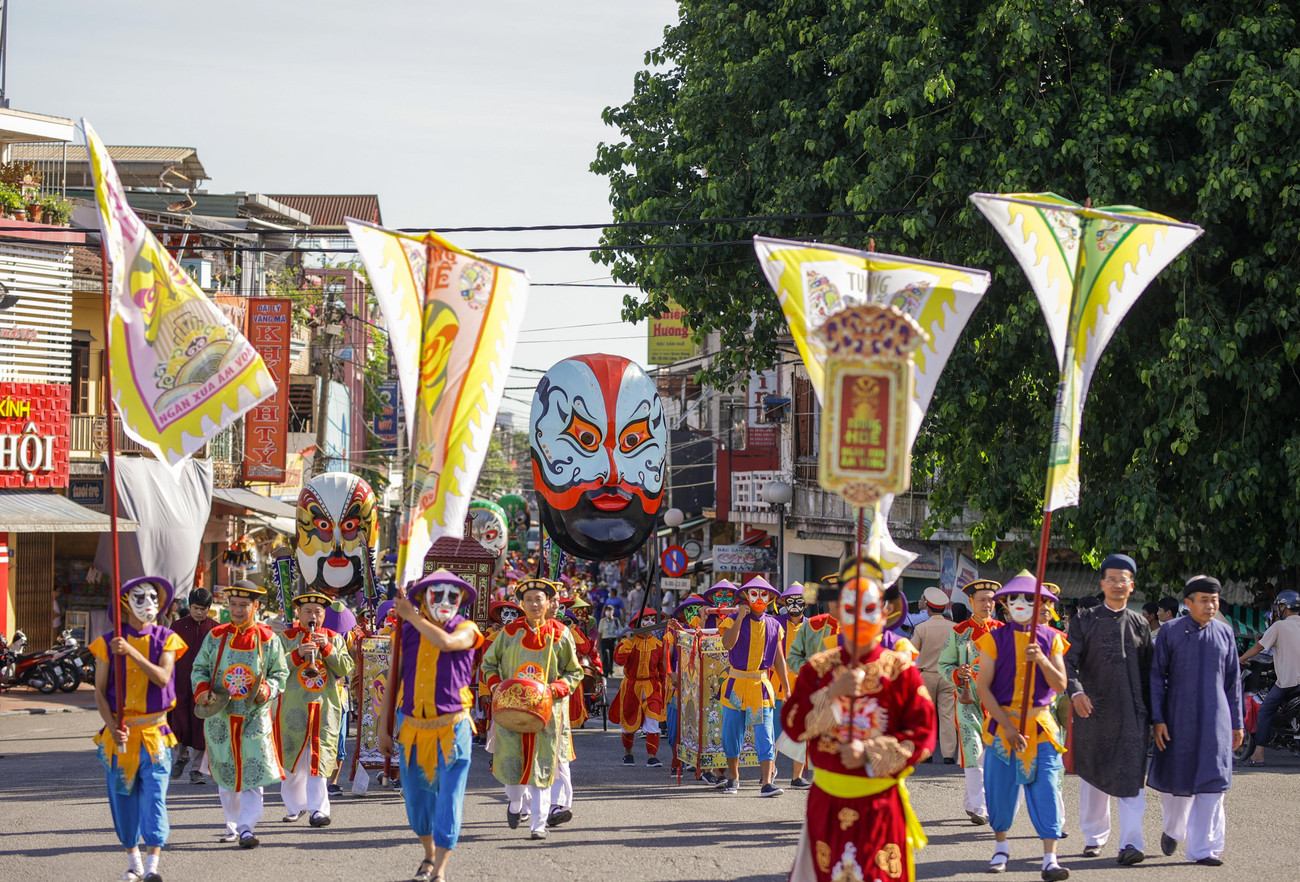Đặc biệt trong đoàn rước là những chiếc mặt nạ tuồng độc đáo.