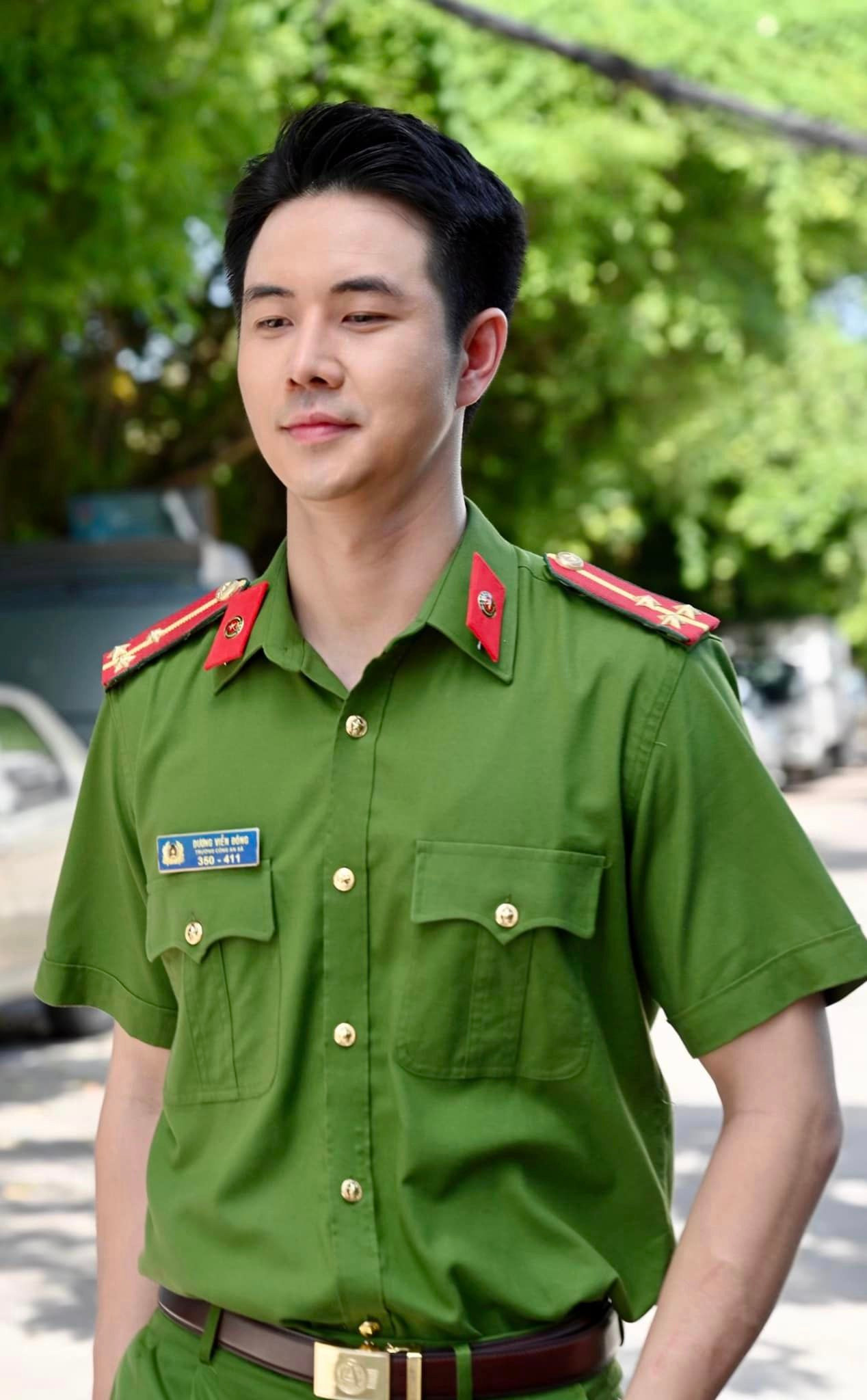 Đức Hiếu từng gây ấn tượng mạnh với vai công an Đông trong phim Làng trong phố và Phố trong làng.