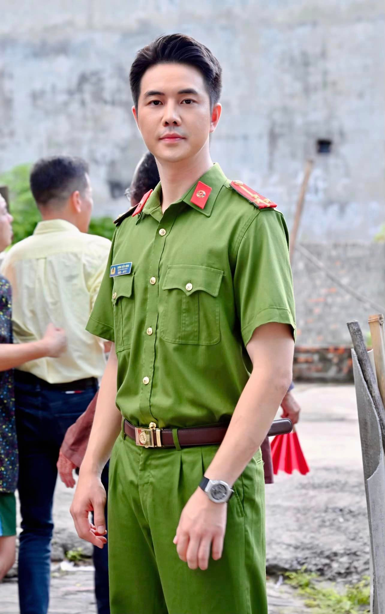 Đức Hiếu từng gây ấn tượng mạnh với vai công an Đông trong phim Làng trong phố và Phố trong làng.