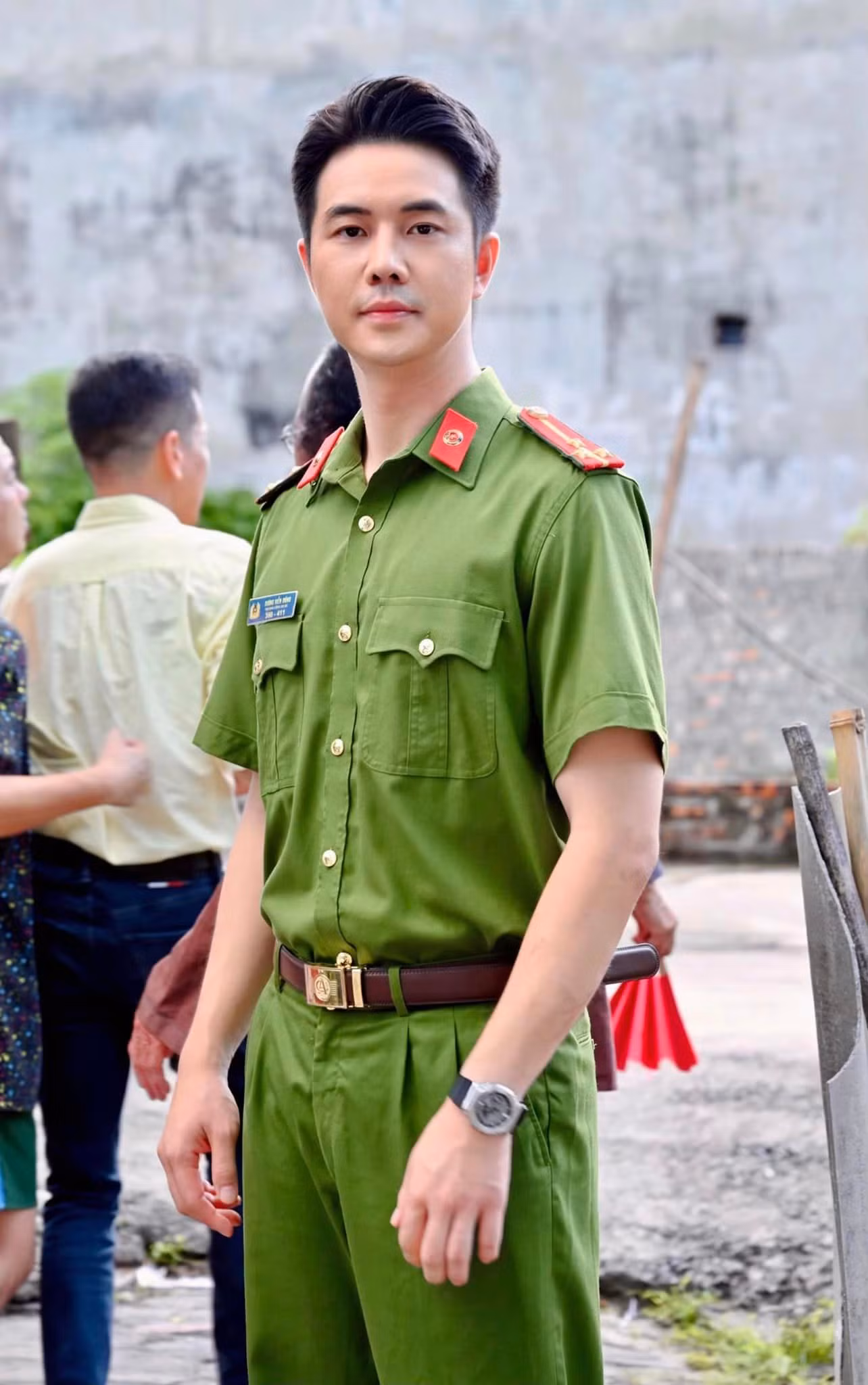 Đức Hiếu từng gây ấn tượng mạnh với vai công an Đông trong phim Làng trong phố và Phố trong làng.