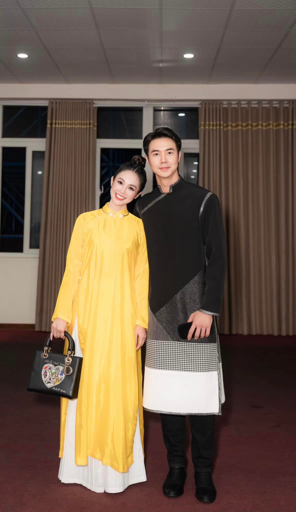 Đức Hiếu và vợ - MC Thùy Linh.